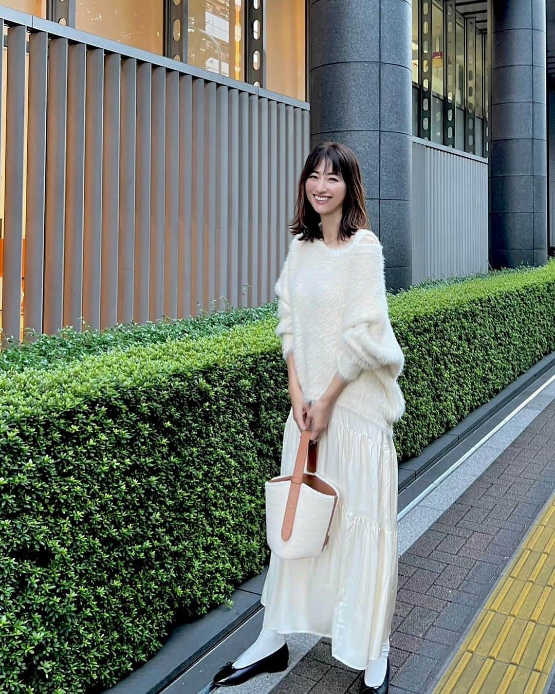 前田ゆかのインスタグラム：「先日の撮影終わりに、 私服#outfit   異素材の オールホワイトでまとめたコーデ🤍 今年はぬくもり感に癒されるエコファーバックを よく取り入れてます。  エコファーとブラウンレザーのコンビネーションを コーデのアクセントに❗️  ニット　@graceclassofficial  スカート　@cbp.tokyo  バック　@vasic_japan  靴　　　@chanelofficial   #graceclass  #cbptokyo #vasic #chanel  #pr #shooting」