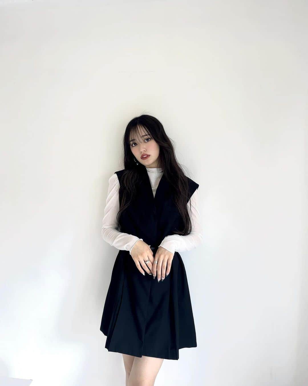 大塚萌香のインスタグラム：「． オフショットだよん‼︎  この日の衣装可愛くてお気に入り🩶  ． ． ．  #フリュー #プリクラ #モノク」
