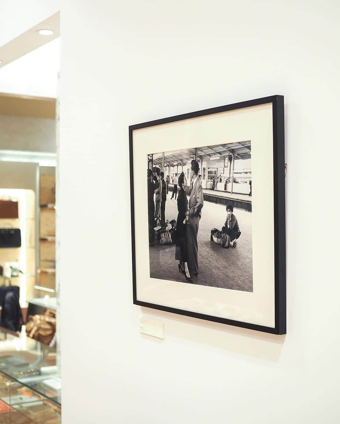 吉田カバン 表参道のインスタグラム：「⁡ 「Magnum Photos（マグナムフォト）」 ⁡ Robert Capa 「東京駅」(1954) price：JPY ¥385,000-（tax included） Ed：Open ⁡ ⁡ PORTER TOKYOでは世界的な写真家集団「Magnum Photos（マグナム・フォト）」の写真を展示販売しています。 Magnum Photosの数ある写真の中から、PORTERのコンセプトの一つである“旅”にまつわる写真をセレクトしました。 ⁡ アメリカ人写真家「Robert Capa（ロバート・キャパ）」の「東京駅」と題された1枚を「八重洲」という土地にちなんでセレクトしています。 ⁡ こちらの写真はロバート・キャパが1954年に初めて日本に訪れた際に東京駅のホームで撮影されました。貧しい時代の中でも上品なカップル、ボストンバッグの列、しゃがみこむ中年の女性、それぞれの対比を捉えた貴重な1枚です。この写真を撮影した翌月に、日本から向かったインドシナ戦争で戦死したという逸話も伝えられています。 ⁡ ※写真の取扱いについての詳細は店舗までお問い合わせください。 ⁡ #heartandsoulintoeverystitch #porterflagshipstore #tokyo #吉田カバン #ポーター #一針入魂」