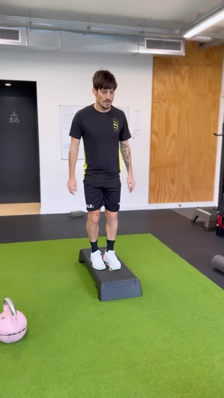 ダビド・シルバのインスタグラム：「Continuamos con el proceso de rehabilitación de la rodilla, mejorando día a día 💪 Hoy ha tocado sesión para mejorar la funcionalidad en el plano sagital y frontal」