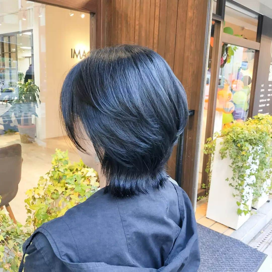 IMAGINE-hairさんのインスタグラム写真 - (IMAGINE-hairInstagram)「いつもありがとうございます😌  ✄お客様スタイル✄  ☆伸ばしかけ外ハネショートスタイル☆  ワンレンボブから伸ばしていきたい。 でも、雰囲気変えたい。  ということで 上にレイヤーいれて、スソは長さ変えずに少し軽さを出して😌  そうするとハネやすくなって、伸びてきたときもそのままハネさせるスタイルで伸ばしていける✨✨  スタイリング 👉26mmカールアイロン使用、バーム仕上げ  メニュー 👉カット　¥6,600-  秋山はこんな美容師です。 ✄30代、40代、50代のお客様から支持して頂いてます。 ✄ショートスタイル、ボブスタイルが大得意です。カット技術には自信あるので、まとまりやすく朝のスタイリングを楽にします。 ✄生えグセ、髪質、頭の形等をしっかり見て、顔の黄金比に合わせて小顔小頭スタイルにします。 ✄かれこれ20年。髪質、ヘアスタイル、頭皮の事等どんな悩みもお任せ下さい。  IMAGINEは、こんな方におすすめのヘアサロンです ❁トップをふんわりさせたい方 ❁つむじ割れが気になる方 ❁毎日のスタイリングを楽に決まるようにしたい方 ❁パサつき、ぺたんこ、うねり、頭皮トラブルなど大人女性のお悩みを持たれてる方 ❁小顔、小頭にしたい方  IMAGINEでは、、、 ・髪の毛、頭皮の様々なお悩みを解消します。 ・パサつき、ぺたんこ、うねり、細毛、抜け毛など大人女性のお悩みもお任せ下さい。 ・日本で唯一のパーマでぺたんこ、つむじ割れを解消します。 ・毎日のスタイリングが楽になるように傷めずまとまり長持ちするヘアスタイルを提供します。 ・顔、頭の黄金比(美しく見えるバランス)をベースに小顔、小頭のヘアスタイルにします。  【IMAGINE天神橋店の料金】 ❁カット　¥6,600 ❁カット＋ファイバープレックスカラー　¥15,950 ❁カット＋ファイバープレックスカラー＋トリートメント　¥20,570 ❁根元ふんわりパーマ＋カット　¥14,850 ❁つむじ割れ解消ポイントパーマ＋カット　¥11,550 ❁酸性ナチュラルストレート＋カット　¥18,150  【アクセス】 〒530-0041 大阪市北区天神橋３−６−２２ TEL  ０６−６３５１−８０２０  詳しくはホームページをご覧ください www.imagine-hair.com  【定休日】毎週月曜日、第2,3,5火曜日  【受付時間】 　【火】12：30～18：00 　【水−土】10：00～18：30 　【日・祝】10：00～17：30  ご予約や気になる方、メニューなどのご相談は お電話(０６−６３５１−８０２０)もしくはDMからお気軽にご連絡下さい❁¨̮   #ショート#ショートヘア#ショートヘアスタイル#ボブ#ボブショート#ショートボブ#ボブヘア#パーマヘアスタイル#インナーカラー#デジタルパーマ#ストレートパーマ#メンズパーマ#ファイバープレックス#つむじ割れ解消#つむじ#脱白髪染め#ハイライト#30代ヘア#40代ヘア#50代ヘア#天神橋美容室#天満美容室#南森町美容院#天神橋美容院#天満#南森町#扇町#天神橋#天神橋筋商店街」11月10日 21時17分 - imagine.365.359