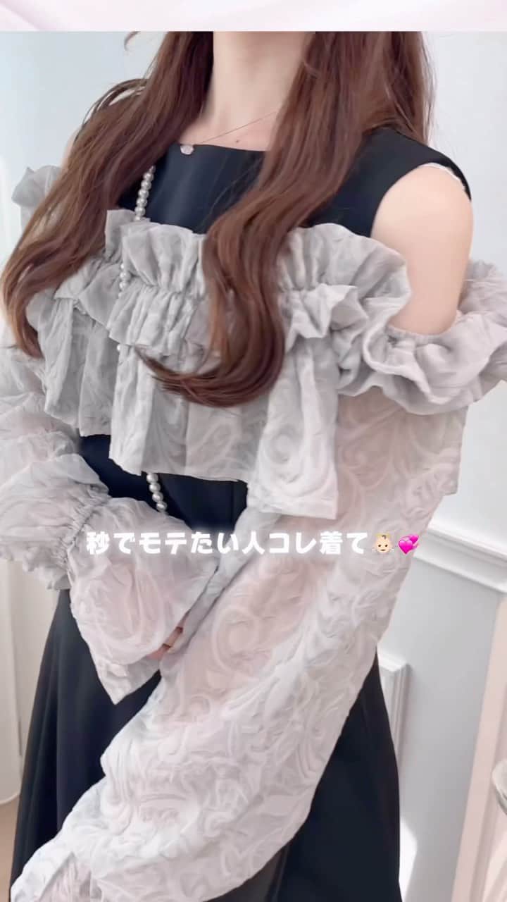 apres jour(アプレジュール) のインスタグラム：「【new arrival🎀】発売中💞 ⁡ ◆夏に大人気だったあのワンピースが秋冬仕様になって再登場！ ⁡ 肩から胸元に1周ぐるりと施されたギャザーデザインが目を惹くワンピース。 身頃はポンチのような軽めの素材で、キレイめな印象にみせることができます。  正面・背面に2本の切り替え線があり、 自然とくびれがメイクできるデザインになっています。  後ろにファスナーが付いているので、着脱も簡単◎  普段のお出かけにはもちらん、ドレスアップしたい特別な日にもぴったりです♡ インナーに迷われる方は985155とのセット着用をおすすめいたします♪  ⁡ #ロングスリーブギャザーデザインワンピース 商品番号🔎987933 サイズ…F/XL ¥4,995(taxin) ⁡ ⁡ こちらの画像はインスタ用に加工しておりますので、カラーの雰囲気が実際の商品と異なる場合がございます。 商品ページにてカラーのご確認をお願い致します。 ⁡ #ZOZOでしか買えない #アプレジュール #アプレ部」