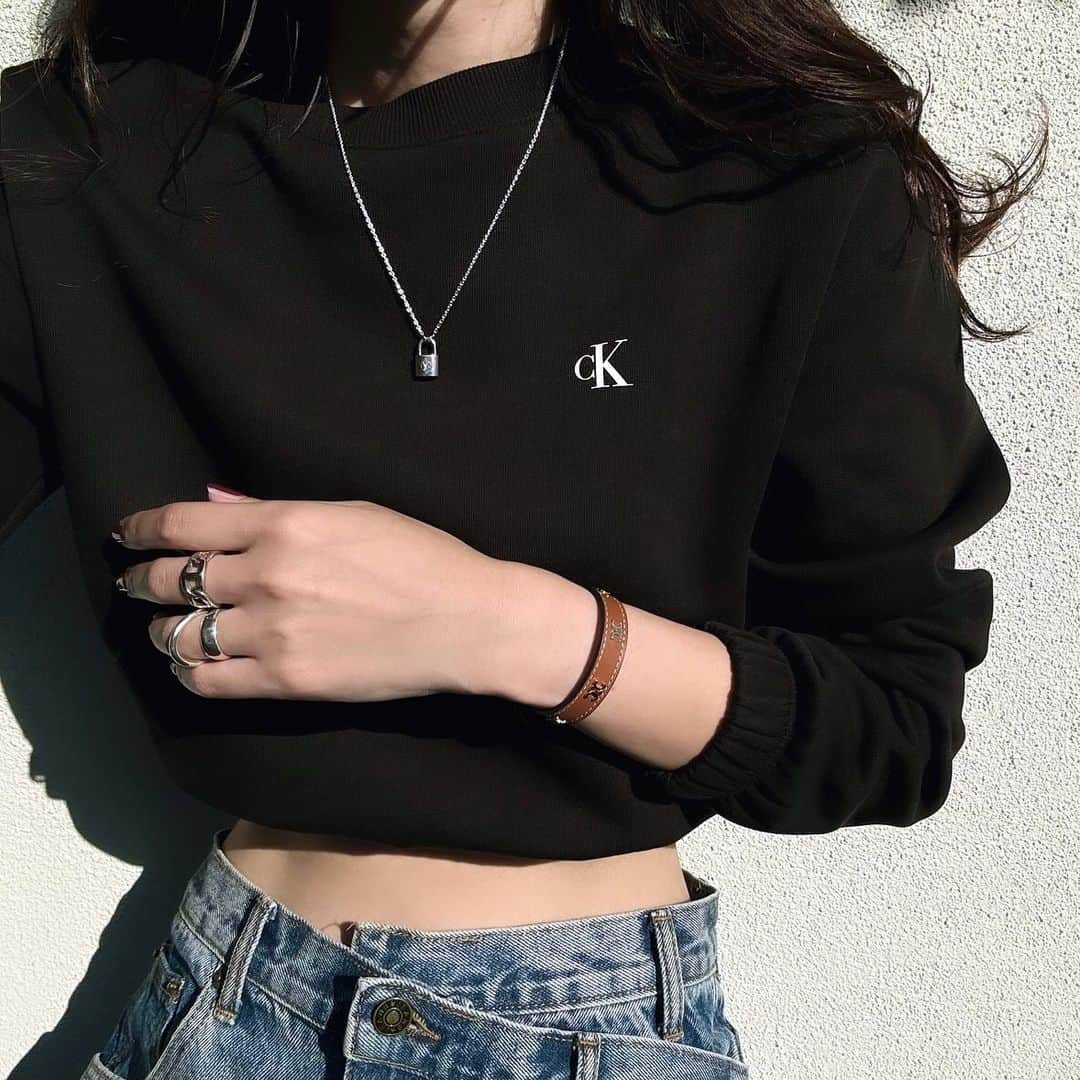 Maiのインスタグラム：「・ 倉敷のアウトレットの @calvinklein で買ったスウェット✔︎  これめちゃめちゃ可愛いくて♡  元々クロップド丈で短めなんだけど、この☝️写真はさらに少し折り込んでます☺️  品番はちょっと分からないんだけどサイズはSを着てます🌷  #calvinklein #celine #celinebyhedislimane #louisvuitton」