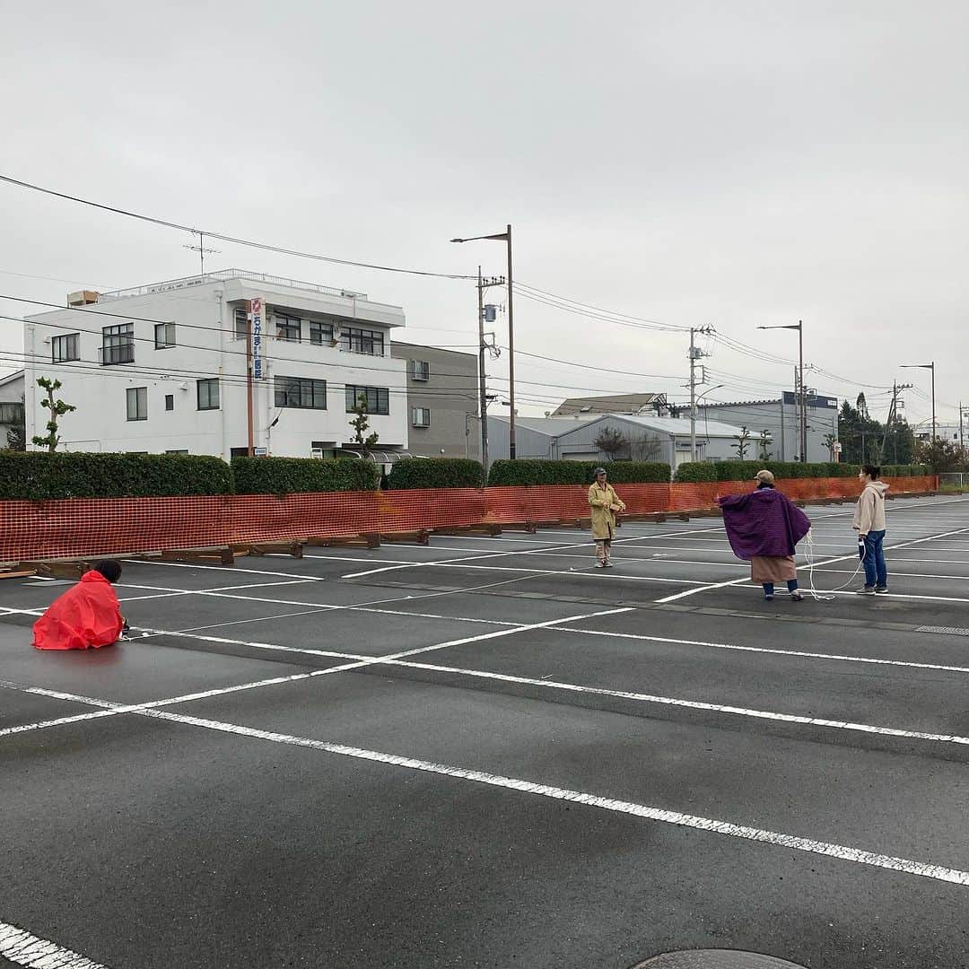 甲斐麻美さんのインスタグラム写真 - (甲斐麻美Instagram)「・ 前日準備終了！  パラパラと雨が降った時間もありましたが、 無事に前日準備が終了しました🙌  いぬのおまつりへ向けてメンテナンスした屋台、 今回作ったいぬとわたしカラーのガーランドなどが  会場で皆さまをお出迎えしておりますので ぜひ遊びにいらして下さいね🥰  むらキャン！ゾーンも楽しい企画が盛りだくさんですよ⛺  それでは明日！ いぬのおまつり会場でお会いしましょう🐕🙌🌿  ■ご来場の際はイオンモールの駐車場か、 臨時駐車場も開放しておりますのでご利用くださいませ。 皆さま安全運転・安全横断でね💓  ====================== むらキャン！× いぬのおまつり ======================  ■日時：11月11日(土)・12(日)10:00～16:00 ※雨天中止 場所：イオンモールむさし村山 　　　　たいかんたいけん野外広場 東京都武蔵村山市榎1-1-3  #いぬのおまつり　 #武蔵村山市 #武蔵村山 #むさし村山 #イベント運営 #いぬとわたし #犬との暮らし #犬ファースト #犬好きさんと繋がりたい #犬がいないと生きていけません #犬好き #犬のイベント #犬イベント #犬とお出かけ #いぬすたぐらむ #犬と楽しむ #犬最高」11月10日 21時21分 - inuto_watashi