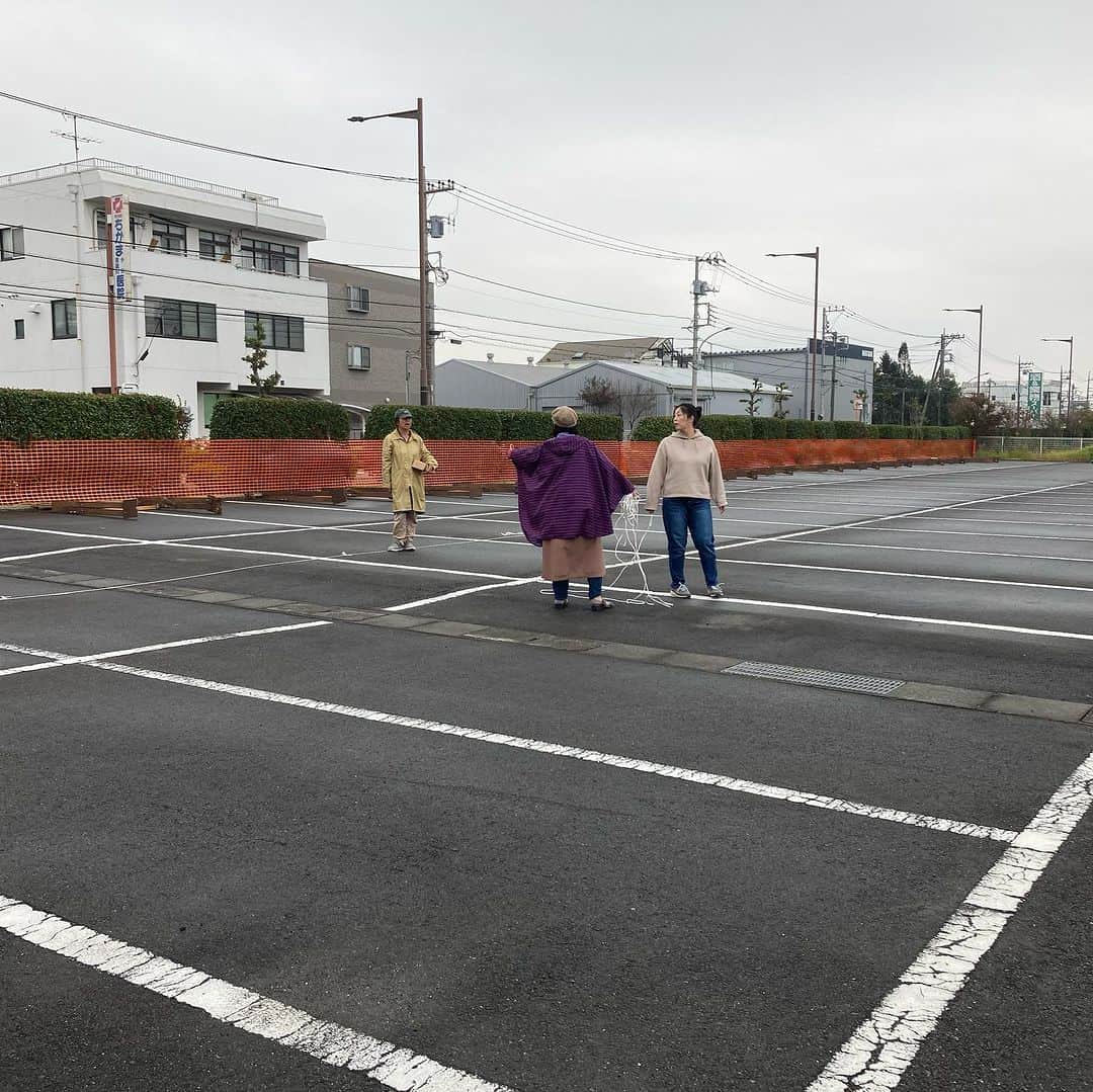 甲斐麻美さんのインスタグラム写真 - (甲斐麻美Instagram)「・ 前日準備終了！  パラパラと雨が降った時間もありましたが、 無事に前日準備が終了しました🙌  いぬのおまつりへ向けてメンテナンスした屋台、 今回作ったいぬとわたしカラーのガーランドなどが  会場で皆さまをお出迎えしておりますので ぜひ遊びにいらして下さいね🥰  むらキャン！ゾーンも楽しい企画が盛りだくさんですよ⛺  それでは明日！ いぬのおまつり会場でお会いしましょう🐕🙌🌿  ■ご来場の際はイオンモールの駐車場か、 臨時駐車場も開放しておりますのでご利用くださいませ。 皆さま安全運転・安全横断でね💓  ====================== むらキャン！× いぬのおまつり ======================  ■日時：11月11日(土)・12(日)10:00～16:00 ※雨天中止 場所：イオンモールむさし村山 　　　　たいかんたいけん野外広場 東京都武蔵村山市榎1-1-3  #いぬのおまつり　 #武蔵村山市 #武蔵村山 #むさし村山 #イベント運営 #いぬとわたし #犬との暮らし #犬ファースト #犬好きさんと繋がりたい #犬がいないと生きていけません #犬好き #犬のイベント #犬イベント #犬とお出かけ #いぬすたぐらむ #犬と楽しむ #犬最高」11月10日 21時21分 - inuto_watashi