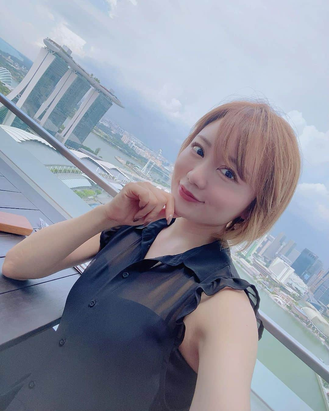 Roseさんのインスタグラム写真 - (RoseInstagram)「☁️🛥️☁️  マリーナベイ✨ 上から見ても下から見ても圧巻✨  ・ガーデンバイザウェイから見るマリーナベイサンズ ・マリーナベイサンズのお部屋からの朝日 ・レストラン『レベル33』のテラスからの眺め  シンガポールでは 風水が都市計画に取り入れられていて 建築家も風水師をリスペクトして金運アップ・商売繁盛の風水を使った設計になっているらしい🐉✨  街に立ち並ぶビルやホテルがなんでこんな形してるんだろう？って疑問に思ってたけど、ちゃんと理由があったんだと知ってすごく納得✨  そして滞在中に国立博物館を観に行けて これまで知らなかったシンガポールにまつわる歴史や初代首相であるリー・クアンユー氏の偉大さに触れられたのもすごくいい体験だった！ 知れば知るほど奥深いシンガポール🇸🇬✨  #marinabaysands #singapore  #マリーナベイサンズ #マリーナベイ #風水  #シンガポール生活 #女子旅 #旅ログ」11月10日 21時23分 - rose_ro_tan