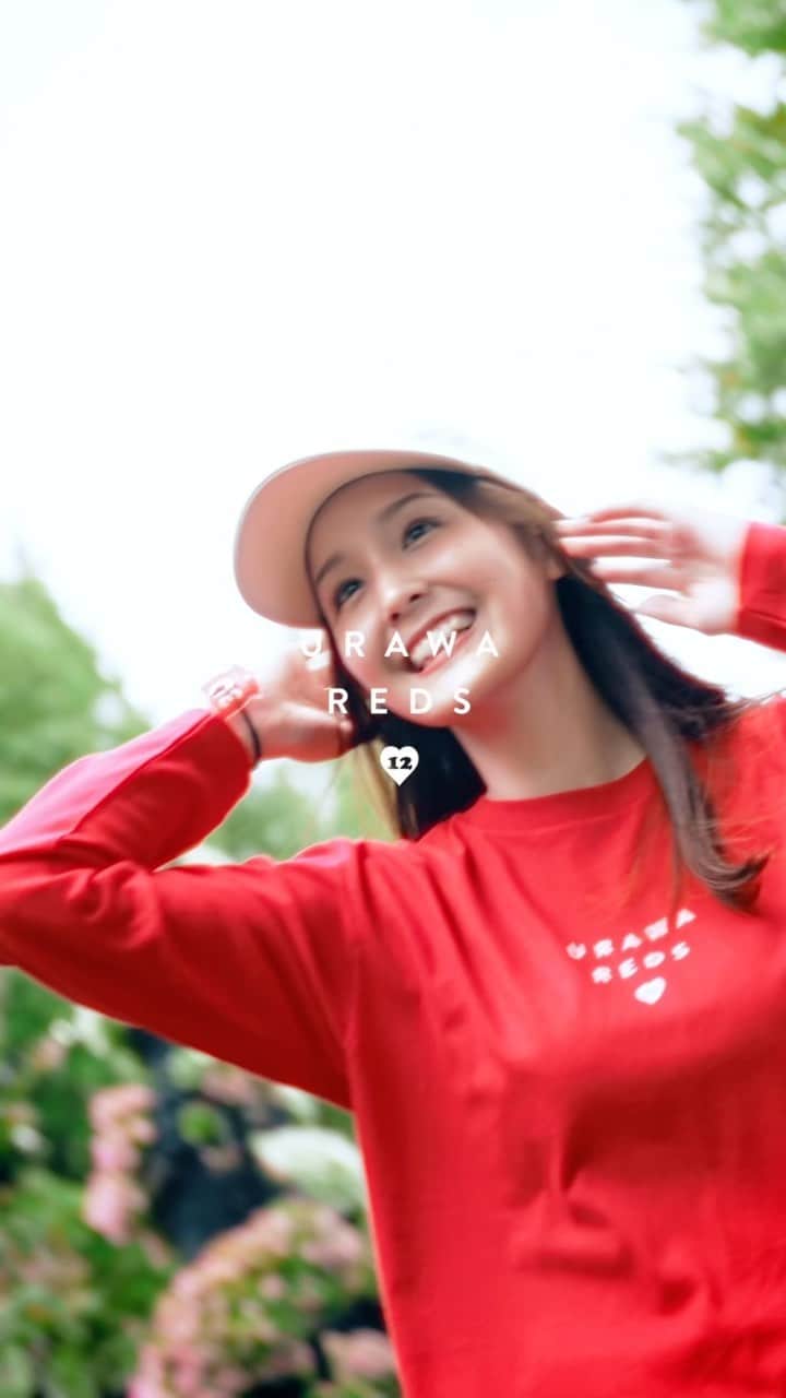 笹井千織のインスタグラム：「「RED×WHITEシリーズ」グッズ！  モデルを務めさせていただきました😌  シンプルなフォントとハートの12のロゴがとっても可愛いです‼︎♥️  #浦和レッズ #urawareds #wearereds」