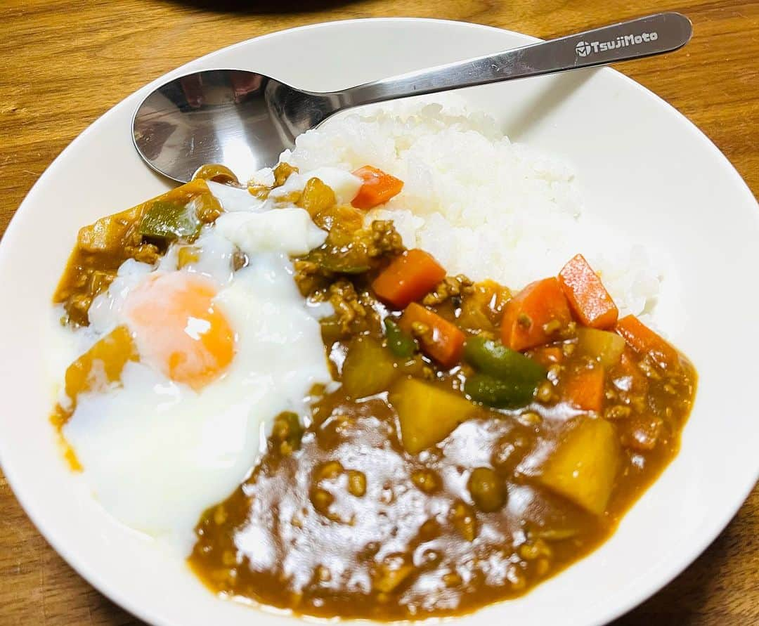 辻本耕志のインスタグラム：「カレーは間違いなく美味い。オリジナルグッズのスプーンで食べたら、さらに美味い。 みんな、使ってくれてるかなぁ。 #カレー　#スプーン　#辻素　#オリジナルグッズ　#ロゴデザイン　#南大介」