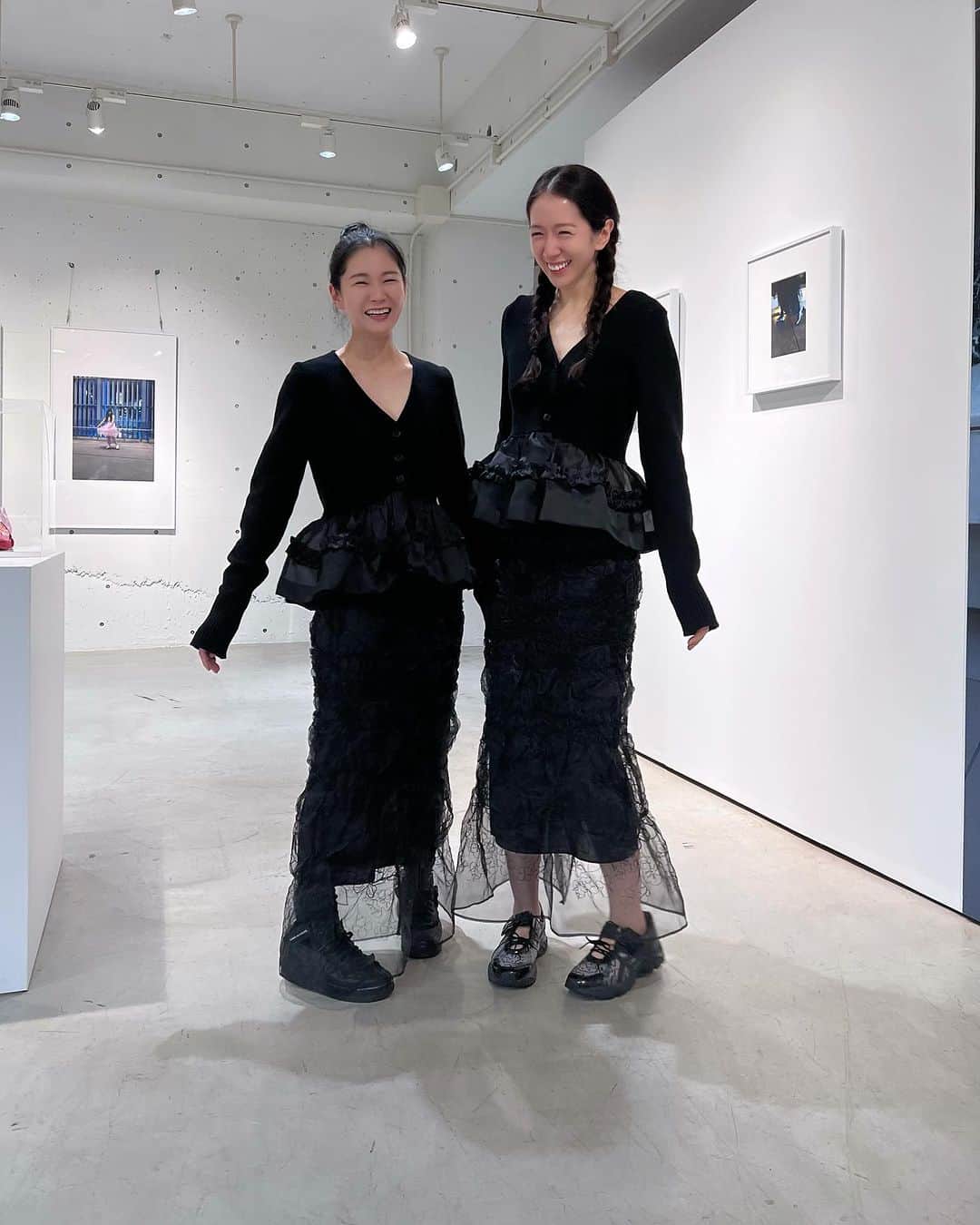 鈴木淳子さんのインスタグラム写真 - (鈴木淳子Instagram)「👯‍♀️🖤 @ceciliebahnsen @asics_sportstyle_jp pop up🖤 I'm happy to have met Belinda and took photos together！ たくさん試着して、このカーディガンを選びました。  ドレスやスカートに目が行きがちだけど、寒い国デンマークのニットだけあって、本当に可愛くて暖かいんです。 そして絶妙にシルエットが良い。 高級だけど、その価値を感じるカシミヤやモヘアのものは、特に鈴木のおすすめアイテムです。  スニーカーについて、いくつか質問頂いてたのですが、11月22日発売みたいです💞私は普段23.5cmなんですが、靴下と履きたかったので、24cmを選びました。ぴったりからやや緩めくらいでした。ご参考までに🙋🏻‍♀️  Belinda, whom I've been wanting to meet, turned out to be a charming person at the party! After trying on many items, I ordered a cardigan. While dresses and skirts often steal the spotlight, Danish knits are truly cute and warm, with an exquisite silhouette. Though a bit luxurious, Junko highly recommends the value you feel in cashmere and mohair pieces. Regarding sneakers, I received some questions; I usually wear 23.5cm, but I wanted to wear them with socks, so I chose the 24cm size. They fit just right, with a slight looseness. Just for your reference! 🙋🏻‍♀️  #ceciliebahnsen」11月10日 21時25分 - junkosuzuki