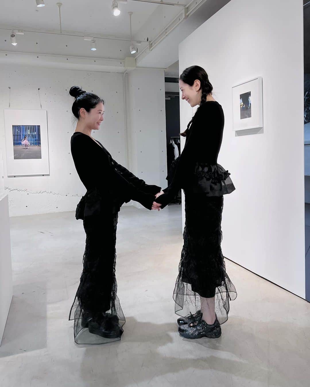 鈴木淳子のインスタグラム：「👯‍♀️🖤 @ceciliebahnsen @asics_sportstyle_jp pop up🖤 I'm happy to have met Belinda and took photos together！ たくさん試着して、このカーディガンを選びました。  ドレスやスカートに目が行きがちだけど、寒い国デンマークのニットだけあって、本当に可愛くて暖かいんです。 そして絶妙にシルエットが良い。 高級だけど、その価値を感じるカシミヤやモヘアのものは、特に鈴木のおすすめアイテムです。  スニーカーについて、いくつか質問頂いてたのですが、11月22日発売みたいです💞私は普段23.5cmなんですが、靴下と履きたかったので、24cmを選びました。ぴったりからやや緩めくらいでした。ご参考までに🙋🏻‍♀️  Belinda, whom I've been wanting to meet, turned out to be a charming person at the party! After trying on many items, I ordered a cardigan. While dresses and skirts often steal the spotlight, Danish knits are truly cute and warm, with an exquisite silhouette. Though a bit luxurious, Junko highly recommends the value you feel in cashmere and mohair pieces. Regarding sneakers, I received some questions; I usually wear 23.5cm, but I wanted to wear them with socks, so I chose the 24cm size. They fit just right, with a slight looseness. Just for your reference! 🙋🏻‍♀️  #ceciliebahnsen」