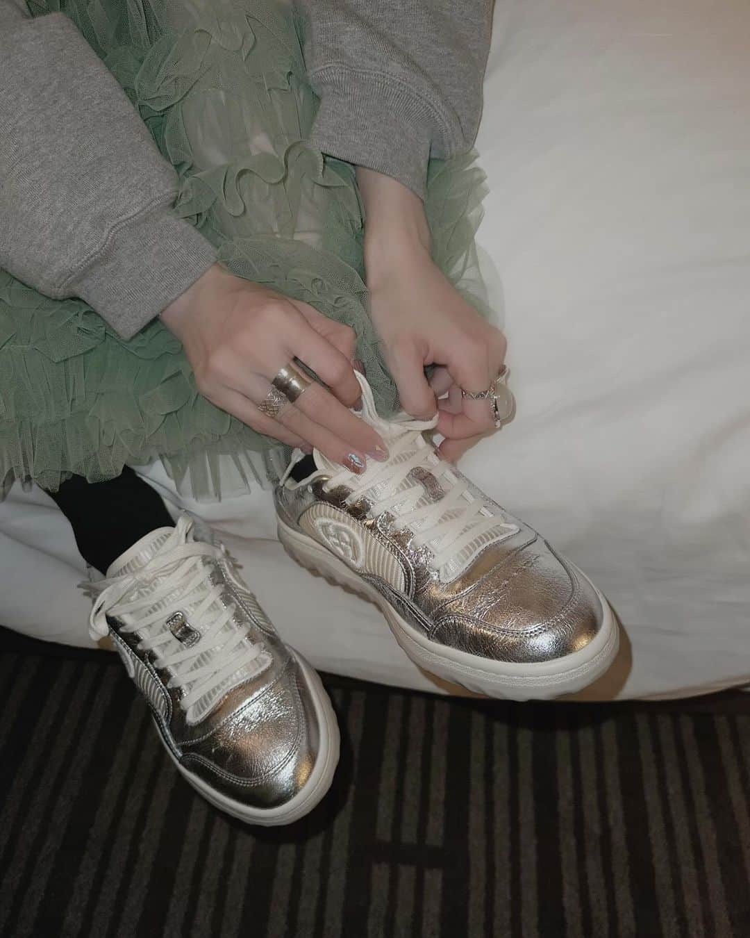 益若つばささんのインスタグラム写真 - (益若つばさInstagram)「🫛🤍🫛🤍 ・sweat… @auralee_tokyo  ・skirt… @mollygoddard  ・sneaker… @gucci  ・bag… @balenciaga  ・sunglasses🕶️… @celine   おにゅーの靴買った。全てお気に入りです。 沢山寝たい🫧  #ootd #fashion」11月10日 21時25分 - tsubasamasuwaka1013