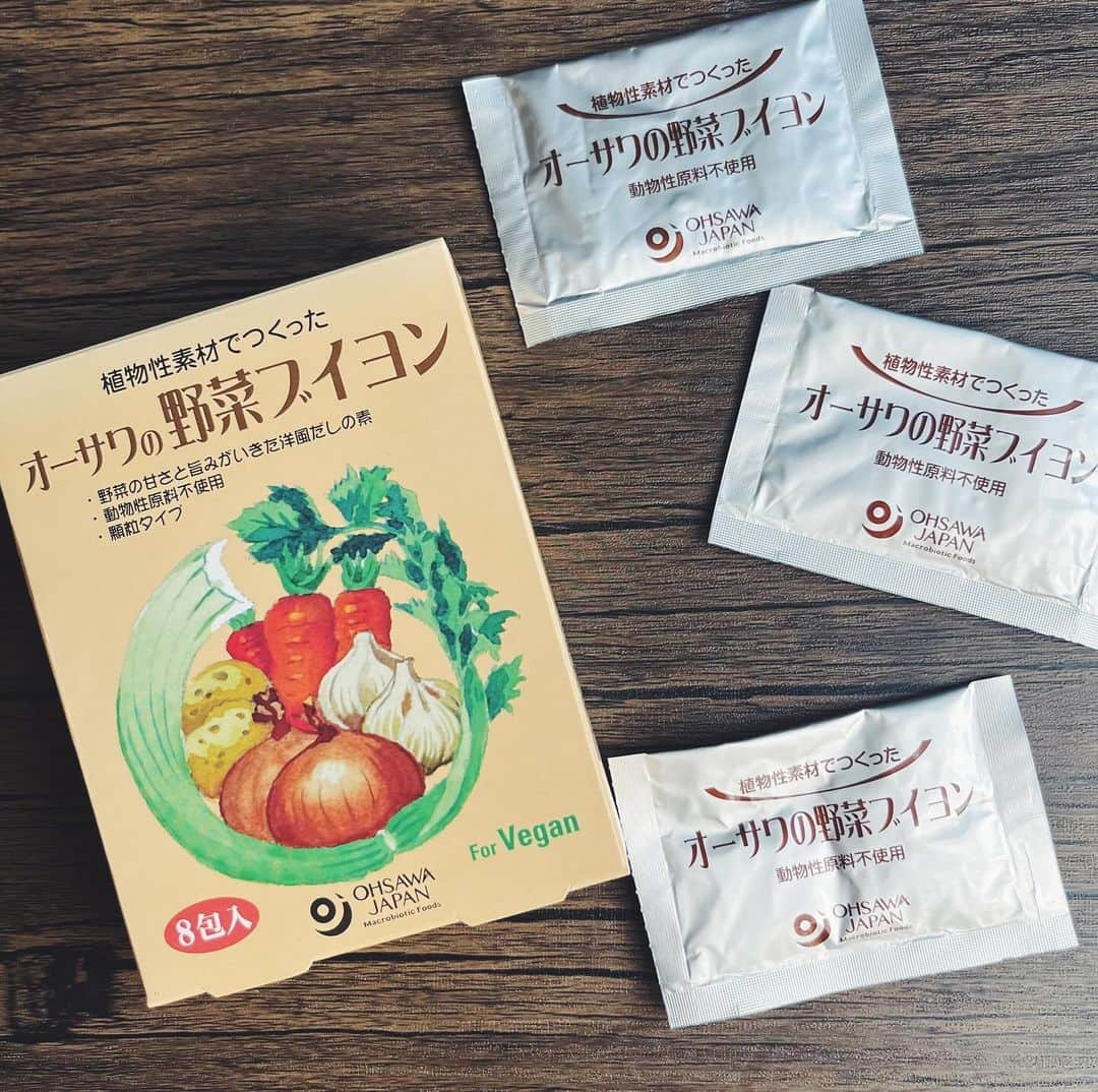 BIO-RAL靭店さんのインスタグラム写真 - (BIO-RAL靭店Instagram)「100％ピーナッツでできた ビオラルのピーナッツバターを隠し味に使った 体が温まるポタージュを作りませんか？☺️  ビオラルの『ピーナッツバター』は、 原材料に砂糖やバターを一切加えず 無塩のローストピーナッツのみを使用しています🥜 ピーナッツを店頭にある専用の機械に入れるとすぐに ペースト状のピーナッツがゆっくりと出てきます♪ すごく濃厚でコクがあり、挽きたての香ばしいかおりと ピーナッツの自然な甘みがしっかり感じられます✨  今回は、ピーナッツバターでポタージュを作りました🧑‍🍳 少量のピーナッツバターが絶妙な隠し味になり、 コクのあるポタージュに仕上がります♪  スープにかかせないブイヨンは “オーサワ”の『野菜ブイヨン』を使用🧅 こちらは砂糖・動物性原料不使用で、 野菜の旨みが凝縮した洋風だしの素です。 顆粒タイプでスープにも溶けやすく、 シチューやポトフなど様々な料理にお使いいただけます🙌  ✼••┈┈••✼••┈┈••✼••┈┈••✼••┈┈••✼••┈┈••✼  ＼野菜とピーナッツのやさしい味わい／ 「ピーナッツバターでポタージュ」  【材料】約２人分 ◎じゃがいも（中）…2個 ◎玉ねぎ…1/4個 ◎有塩バター…10g（マーガリンでも可） ◎塩・こしょう…少々 ◎パセリ、クルトン…適量 【A】 ◎水…150ml ◎ブイヨン…小さじ1 【B】 ◎ピーナッツバター…小さじ2 ◎牛乳…180ml  【作り方】 ①じゃがいもは厚さ5mmのいちょう切り、 玉ねぎは薄切りにする  ②鍋にバターを溶かし➊を炒める。 全体にバターがまわれば【A】を加え やわらかくなるまで煮て、火をとめる  ③➋の粗熱がとれたら【B】を加えて ミキサーでかくはんする  ④➌を火にかけて、塩・こしょうで味を調える  ⑤器に❹を入れ、パセリとクルトンをのせる  完成です！👏  ✼••┈┈••✼••┈┈••✼••┈┈••✼••┈┈••✼••┈┈••✼  出来立てはもちろん、冷やしても美味しいですよ😋 ぜひお試しください💖  ◉おすすめ品 ビオラル ピーナッツバター 大：１カップ150g／本体価格298円 オーサワ 野菜ブイヨン 40g（5g×8包）／本体価格1438円  ※価格は定番価格となりますので 店頭表示価格と異なる場合がございます。 ※数に限りがございます。売り切れの際はご容赦ください。 ※画像はすべてイメージです。  ※ビオラルエキマルシェ大阪店は 有機ピーナッツバターのみの取り扱いとなります。 ビオラル有機ピーナッツバター 小：1カップ70g／本体価格298円  皆さまの気になる商品は何ですか？ ビオラルで「買ってみました！」「試してみました！」など @bioral_west のタグをつけて教えてくださいね🍀  #プライベートブランド #ピーナッツバター #ピーナッツバターレシピ #ポタージュ #ポタージュスープ #ポタージュレシピ #野菜ブイヨン #オーサワ #オーサワジャパン #オーサワの野菜ブイヨン #オーガニック #有機 #bioral #ビオラル #ビオラル靭店 #ビオラルエキマルシェ大阪店 #ライフ #ライフコーポレーション #ナチュラルスーパーマーケット #大阪スーパー #阿波座 #靭公園 #utsubopark #エキマルシェ大阪 #エキマルシェ #梅田 #大阪 #umeda #osaka #osakastation」11月11日 17時00分 - bioral_west