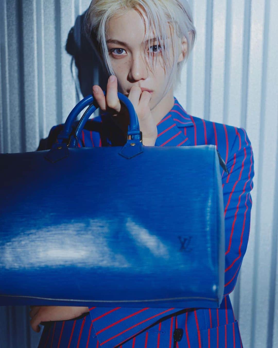 フィリックスさんのインスタグラム写真 - (フィリックスInstagram)「@nicolasghesquiere @louisvuitton @wkorea  B컷 감사합니다 🤟🧡 #stay #felix」11月10日 21時28分 - yong.lixx