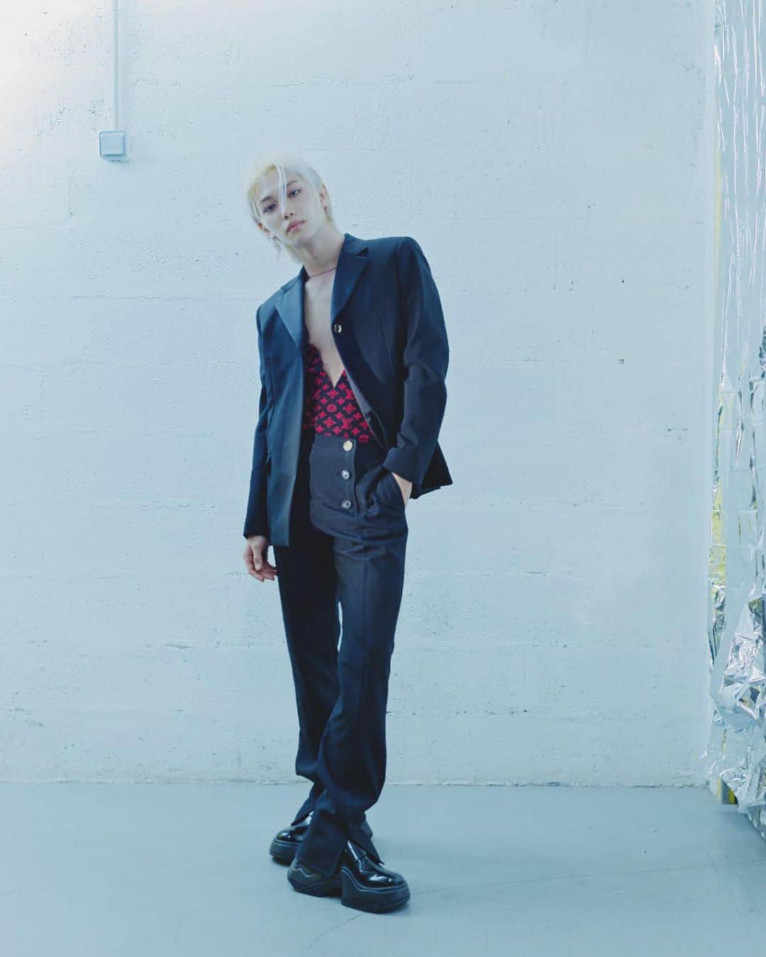 フィリックスさんのインスタグラム写真 - (フィリックスInstagram)「@nicolasghesquiere @louisvuitton @wkorea  B컷 감사합니다 🤟🧡 #stay #felix」11月10日 21時28分 - yong.lixx
