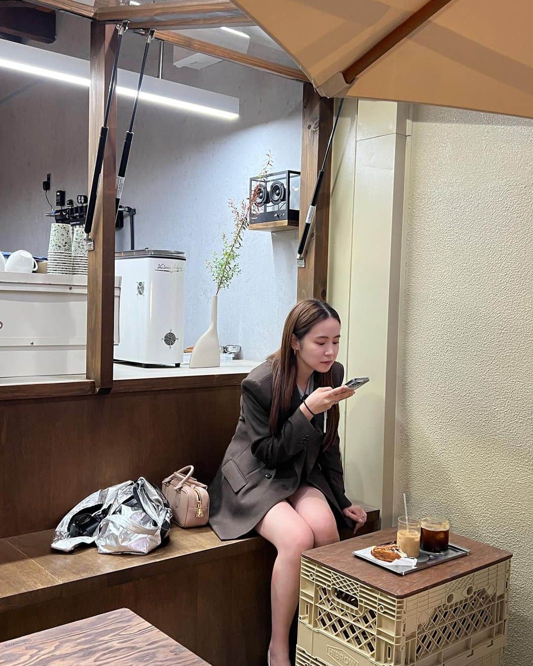三條場夏海さんのインスタグラム写真 - (三條場夏海Instagram)「. 📍 @ourlog___ / 中崎町  関西旅行中に見つけたとっても可愛いカフェ。 関西に住んでた時は 三宮か梅田の行きやすい場所にあるカフェにしか 行ってなかったから 意外と知らないカフェが沢山で楽しかった☕️  食べたかったスイーツは夜に売り切れてたので 次はお昼の時間帯狙いたいなぁ🥐  #大阪カフェ #ourlogcoffee」11月10日 21時37分 - natsumi_sanjouba