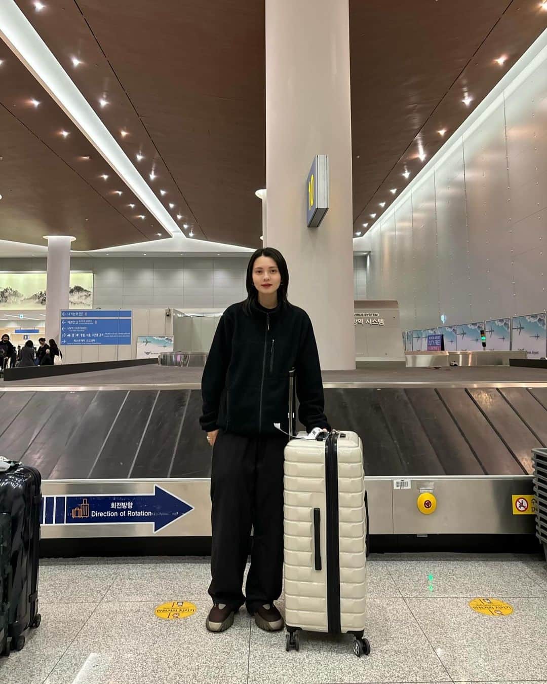 川島レイチェルのインスタグラム：「Back in Seoul~~🇰🇷❤️ With my new suitcase @delseyofficial #delsey」