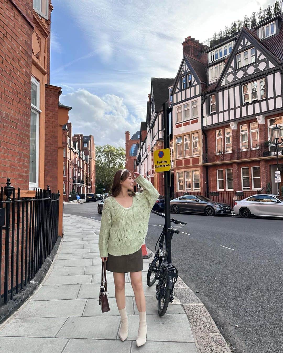 YUKIKOのインスタグラム：「. イギリスロンドン🇬🇧 街並みがほんと可愛かったなー🍁 クリスマスの雰囲気絶対に可愛いだろな🎄  @cheme.official のグリーンのニット可愛い🫶🏻  #イギリス #ロンドン #england #london #ヨーロッパ #ヨーロッパ旅行」