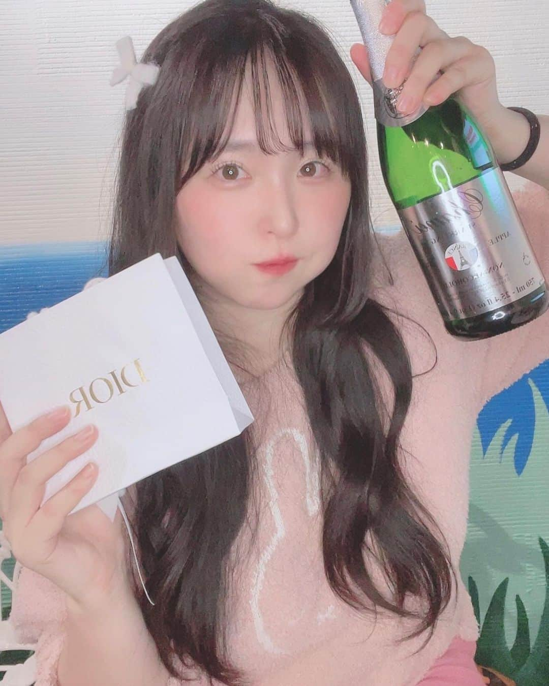 上田ミルキィのインスタグラム：「岡田紗夜VR発売イベントinアイドルリゾート上野店💿✨  お先に退勤しました〜！！！！  短い時間でしたが、ポンもドリンクもプレゼントも遠隔もありがとうございました〜☺️💕  久しぶりに紗夜ちゃんにもぐみさんにも会えて楽しかったです🥂🫧」