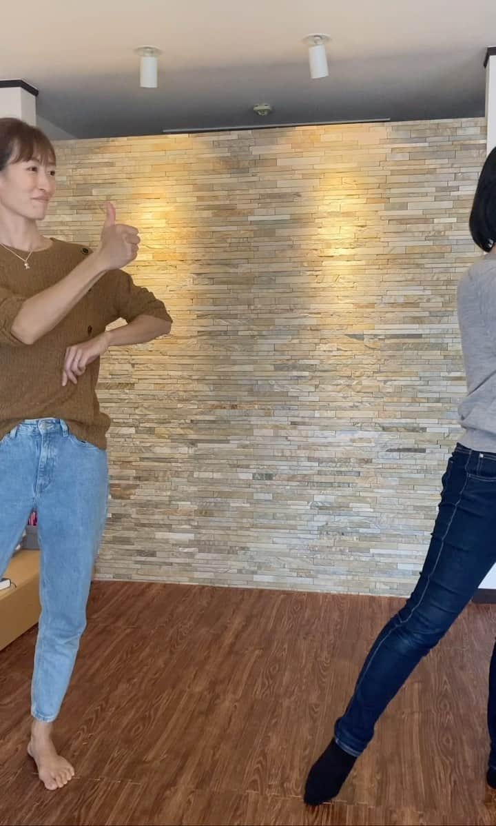 のインスタグラム：「「クリスマスデザート&セイボリーシャンパンパーティーwith プレミアムOGショー」  お稽古。 お稽古？😂 ふざけてません ショー部分のお稽古です。  2人でアイデアを出し合って振り付けしては爆笑。 覚えられないからあんまり動かないようにしようと言っていたのに結構しっかり振り付けしちゃって自分たちの首を絞めている様子です😂 そして　忘れないように動画撮っておこうね！と撮影したのに必ずどちらかが見切れているという...笑 VIVANTの曲の壮大な感じで誤魔化したけど🙄 私服だし、真顔だし、家だし。で なんだか面白い動画になりました😂 当日きちんと踊って歌えるか！？乞うご期待。 楽しいショーになりそうです🎅🎄  日時：2023年　12月1日(金) 14時〜16時 場所：ザ・ガーデンプレイス蘇州園 (神戸市東灘区住吉山手4-7-28 阪急神戸線「御影駅」より徒歩5分 ) 料金：20,000円(私経由で頼んでいただくと18,000円になります)」