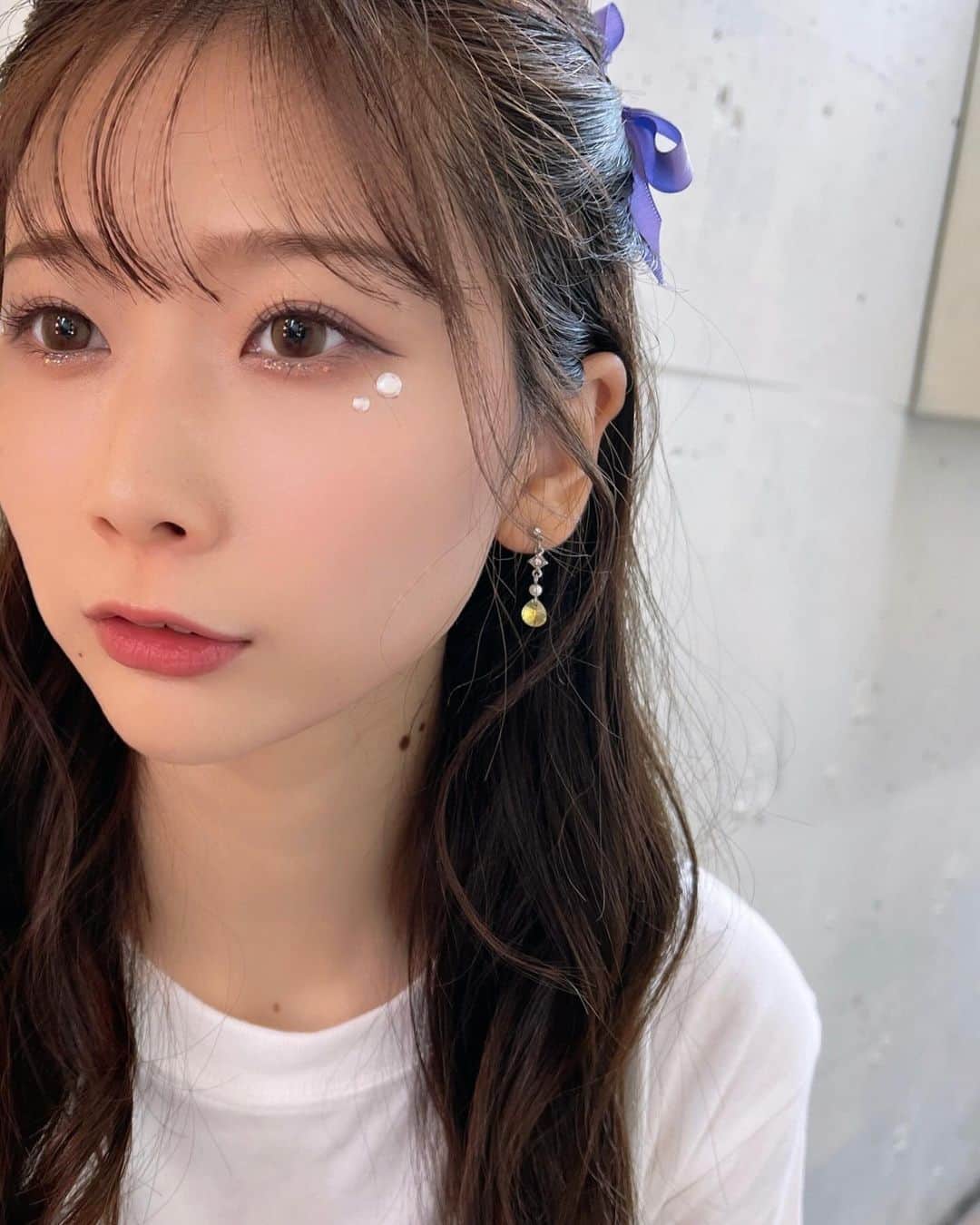 塩野響子のインスタグラム：「⠀おめめキラキラ〜👀💎*. ° ⠀ 最近髪が明るくなったのでカラコンしてます♡ 自然ですごくいい感じ〜(´-ω-｀)v」