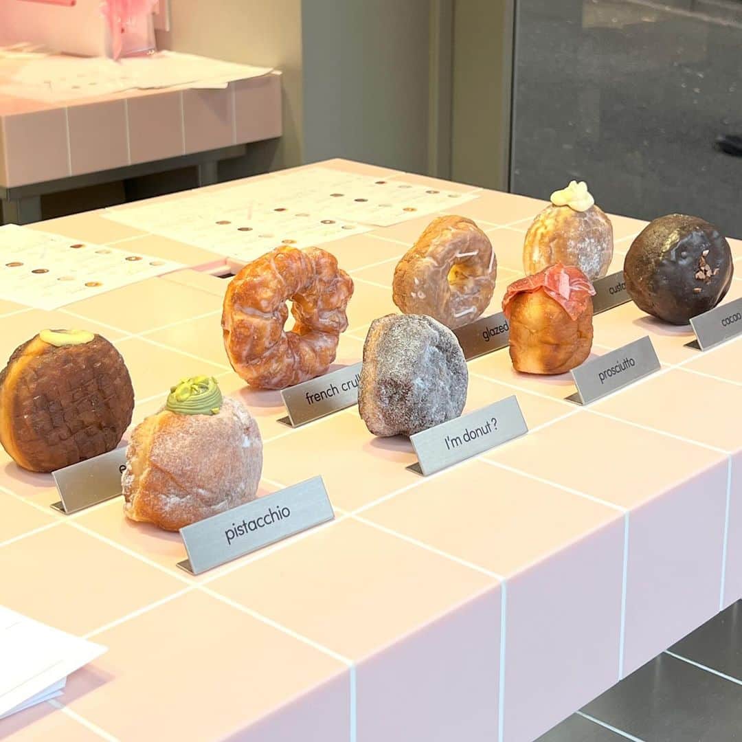 のインスタグラム：「表参道のアイムドーナツがpinkで可愛かった🩷  もふもふで美味しかった〜🍩 いつも行列で、なかなか行けなくて、、この日はたまたま通ったら並んでなくてラッキーでした✨✨ でももう、売り切れのドーナツもあってまた行けるといいなぁ🥹🫶🏻🫶🏻🍩  なんで、ドーナツってこんなに美味しいんだろうね🤤🤍」