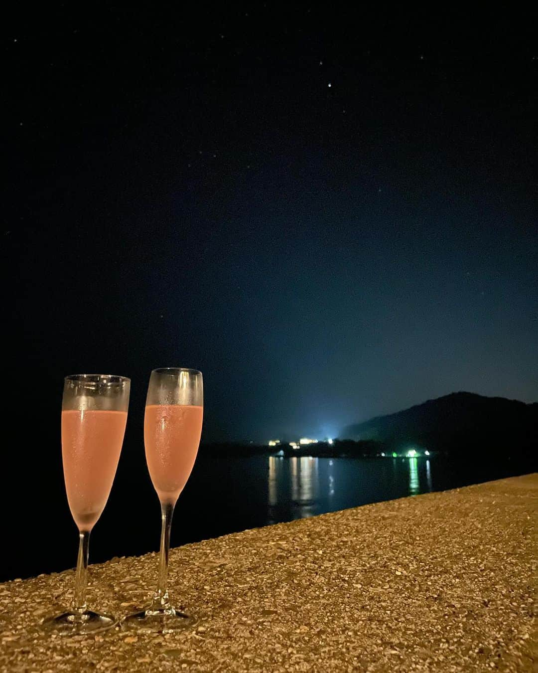 太田理恵のインスタグラム：「四国旅行の思い出🥰 ヴィラのテラスでジュースを飲んで手持ち花火最高だった☺️」