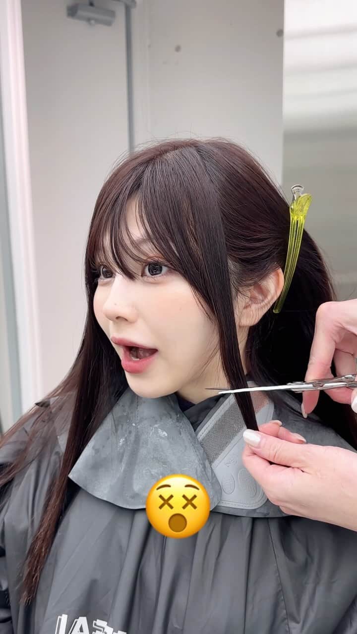 中村雄樹のインスタグラム：「. @nasuchan__0412  人生初レイヤーカット任せてました🙌 アイドル時代とか違うくびれヘアのシルエットもお似合いで喜んで頂けてよかったです🥹🫶 .  :網紅ヘア🇨🇳 . . 『10代〜30代限定 指名料サービスcoupon🎟️』 📛レイヤーカット＋高保湿トリートメント  ¥5,500 📛レイヤーカット＋ワンメイクカラー＋高保湿トリートメント ¥9,900 📛レイヤーカット＋デザインブリーチ ¥18,700 ※指名料¥3,300がサービスになります ※カラーメニューは別途ロング料金有 . . . 2023/9/1 New Open REDEAL SHIBUYA. . 中華美人叶う網紅ヘア🇨🇳になれるヘアサロン✂︎ :wang hong hair  . . @redeal_hair  .  ⚪️#ディスコネレイヤーカット ⚪️ . "繋げていない" レイヤーカットを称して ディスコネレイヤーカットと名付けました。  近年ショートスタイルでは定番化していたディスコネ。これをボブ〜ロングに生かしたカットデザインです。 . REDEALではブリーチカラーのお客様も多いのですが、 レイヤーは入れすぎるとハイトーンは特に "中間がパサつく"ので傷んで見えます。 ですがこのレイヤーカットはそれがないです。 . . "繋げてない"からこそのメリットを大きく5つに分けると . ⚪️軽くなり過ぎずに"巻きやすい毛束"を作れる ⚪️"中間がパサつかない"ので傷んで見えない ⚪️全体の"重さ"は残るのでスカスカしない ⚪️繋げないところがあるため工程が少なくカット時間も短い ⚪️後ろにはレイヤーが少ないので寝癖になり辛い . . REDEAL考案の "ディスコネレイヤーカット" 鏡越しの毎朝が楽しみになります。  . . . 🔍REDEAL SHIBUYAのカラーの"こだわり" . こちらにupさせて頂いてるスタイルは基本 "1ブリーチ"での仕上がりが多いです。 理由として、 . . 🔍低温ブリーチでの施術 :当日の施術時間は熱を出さないためにじわじわブリーチ致します . 🔍入念に行う"カウンセリング" 現在の状態と"なりたいイメージ像"の可能かどうかも含めてか擦り合わせてなるべく1ブリーチで理想の仕上がりになる計画を一緒に立てます。 . . . .  . . . . . . . 🟡ご新規のご予約方法🟡 基本はREDEAL SHIBUYA のホットペッパーかお電話よりご予約ください。 . 🟥ホットペッパー （アプリ又はGoogleで大宮REDEAL SHIBUYAで検索） 🟨 📞 03 6416 9152 . ※基本的に営業時間以外もご予約できるのとポイント付くのでホットペッパーを推奨しております . 【お問い合わせ方法】 お電話のみとさせて頂きます。 🟨📞 03 6416 9152 . . . 🟡メニューの選び方🟡 .  【✂︎カット✂︎】 ⚪️ディスコネレイヤーカット 重さを残したレイヤースタイルをされたい方はこちらのメニューを選択してください。 ⚪️トリミングカット 乾いた状態でカットが完結するレベルの毛量調整や毛先の調整の方はこちらがおすすめです。 ⚪️デザインカット 上記２つ以外のショートやボブカット等々ご希望の方はこちらのメニューをお選びください。 . ※基本当日追加可能です✂︎ .  【🎨カラー🎨】 メニューがわからない場合 🔴ブリーチ有メニュー（4〜5時間前後） 🔵ブリーチ無メニュー（2時間前後） どちらかでご予約頂けましたらある程度お時間に限りはござまいすが当日変更等の対応はできますのでご安心ください。その日の気持ちをカウンセリングさせて頂き、ご提案をさせて頂きます  【🌿トリートメント🌿】 基本的に10分前後の施術になります。 事前のご予約、当日の変更も対応可能です。 . . ※施術料はその日の適切な金額をカウンセリングでお伝え致しますのでご安心ください ※ご予約状況でメニュー変更が難しい場合もございますので予めご了承ください . .  . . . REDEAL SHIBUYA . 東京都渋谷区宇田川町3-10 いちごフィエスタ渋谷3階  . 渋谷美容室 カミカリスマ "受賞"ヘアサロン . . . . . . . .  .  #レイヤースタイル #小顔カット #小顔ヘア #アッシュグレー #ワンカール  #中国ヘア #レイヤー #レイヤーカット #ワンホンヘア  #レイヤーカットロング  #레이어드컷 #ザクザクレイヤー #layeredhaircut  #渋谷美容室 #東京美容室  #ミディアムレイヤー #後毛 #後毛カット #サイドバング #渋谷レイヤーカット  #ロングウルフ #フェイスレイヤー #姫カット #ミディアムウルフ #ウルフカット」
