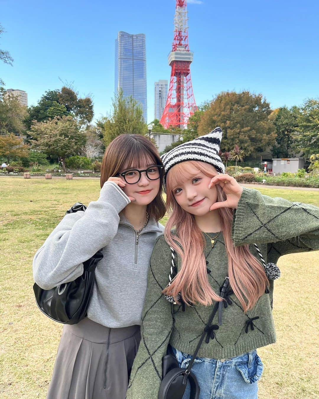 砂糖華のインスタグラム：「🗼✨💞🍂 ‪　　　　　‬ 紅葉見に行きたい(◜ᴗ◝ ) ‪　　　　　‬ ‪　　　　　‬ #芝公園 #秋服コーデ #冬服コーデ #ニット帽 #デニムコーデ #冬コーデ #秋コーデ #ピクニック」