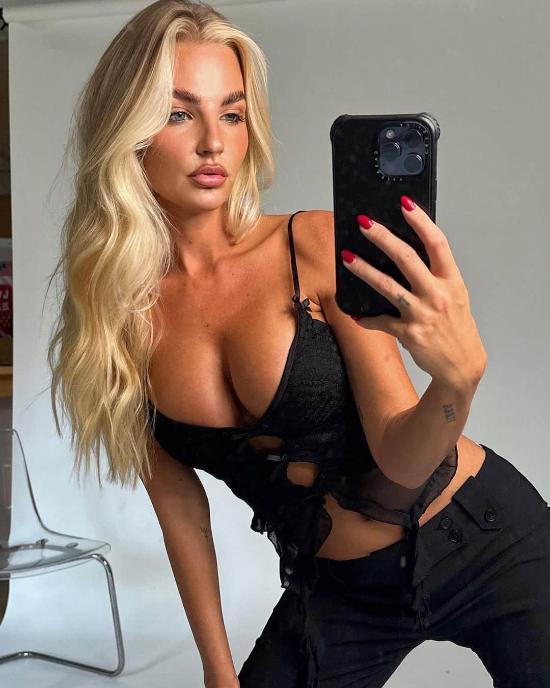tiger Mistのインスタグラム：「Soon to be sold out… Shop the Lafayette Top + Kittie Pant. 🖤 NOW 40% OFF!」