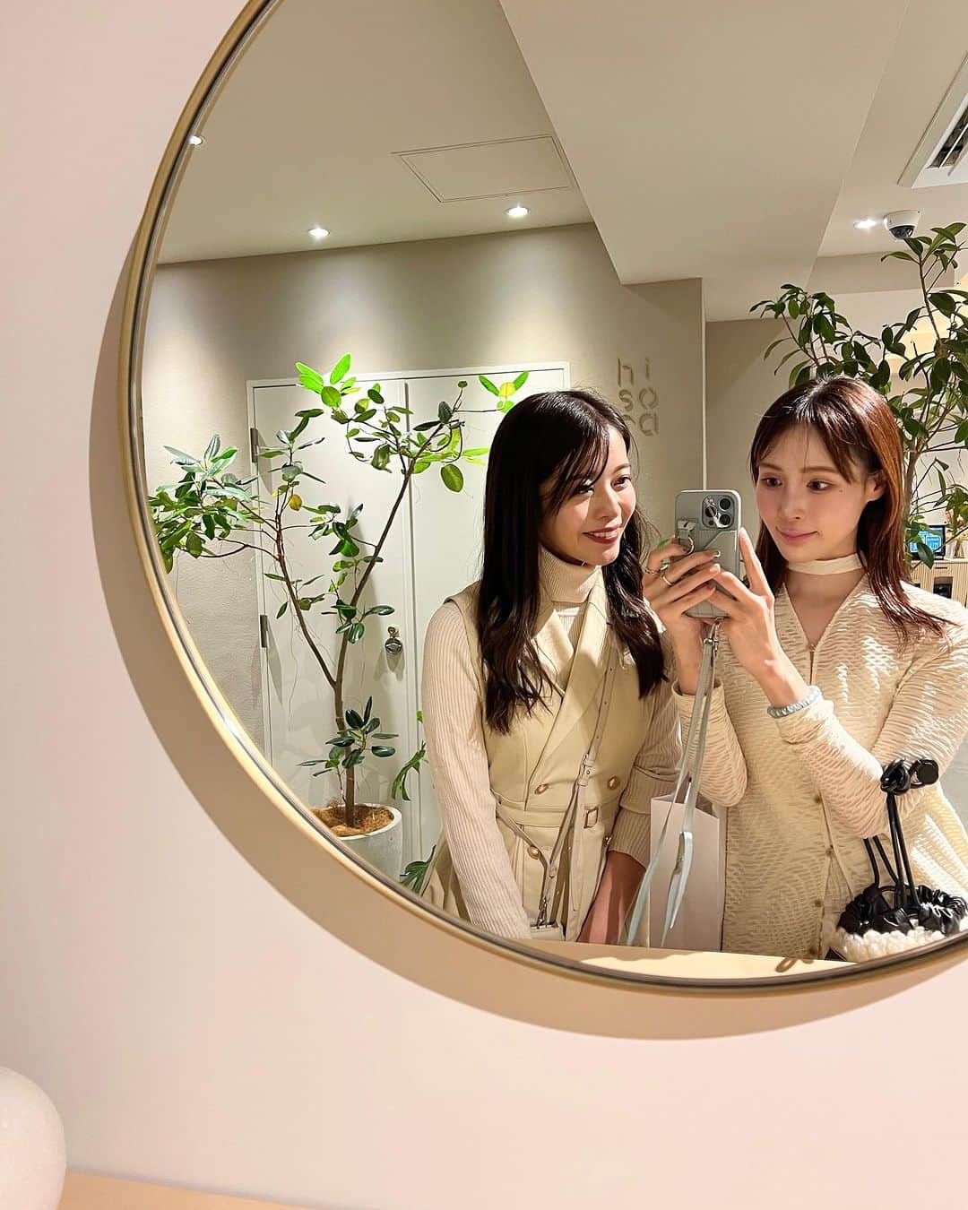 森彩香のインスタグラム：「🤍 みりあちゃんのポップアップに行った日 ゆめと意図せずおそろぴだった🫶🏻 　　 　　 この服お気に入りで黒も持ってるんだけど、 今度は首が復活してからまた着たい(笑) 　　 　　 　　 　　 ポップアップ行ってお友達の舞台観に行ってカフェして、 楽しい休日だったなぁ💭 　　 　　 　　 　　 　　 .」