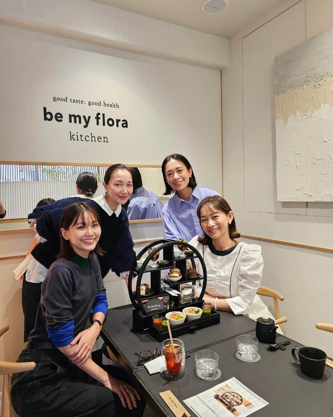 ナオさんのインスタグラム写真 - (ナオInstagram)「念願のbe my flora kitchenのアフターヌーンティーへ  全てグルテンフリー 白砂糖、添加物も使用していないだなんて嬉しい。  体も心も喜ぶメニュー❤️  みんなで一口食べるたびに「美味しい〜」って連呼しちゃったよ。 はぁー幸せ幸せ✨  またすぐにでも行きたいな🥰  #bemyflora  #bemyflorakitchen」11月10日 21時36分 - nao_nao310