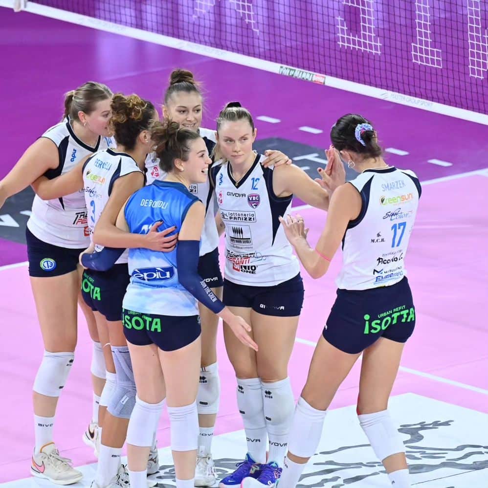 のインスタグラム：「This week in the Women's National Team 🇺🇲 Update: Brazil’s women’s club season kicked off with the Super Cup while Athletes Unlimited ended with a big honor for Morgan Hentz.  Read it at 🔗 in our bio」