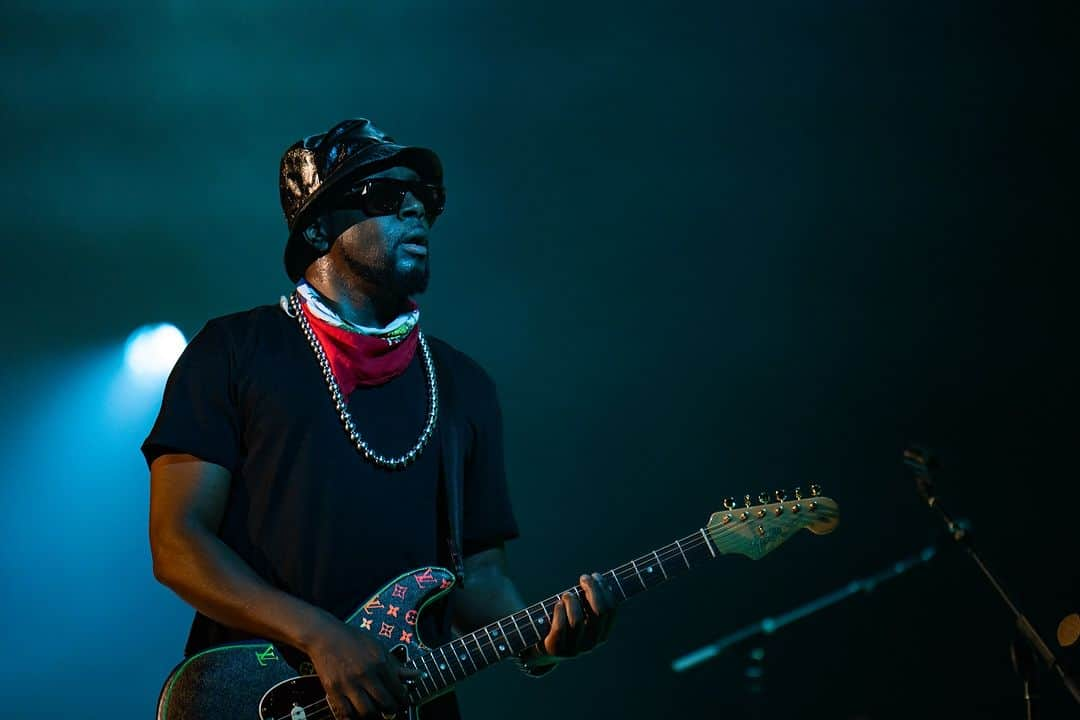 ワイクリフ・ジョンのインスタグラム：「The 🎸 is my weapon   @gucci hat  @jacquesmariemage shades @moanaluu @manluuny necklace  @louisvuitton guitar for the Ms. Lauryn Hill + The Fugees Tour 📍  📸: @thruhazeleyes_ #Refugees #Fugees #Styledbyche」