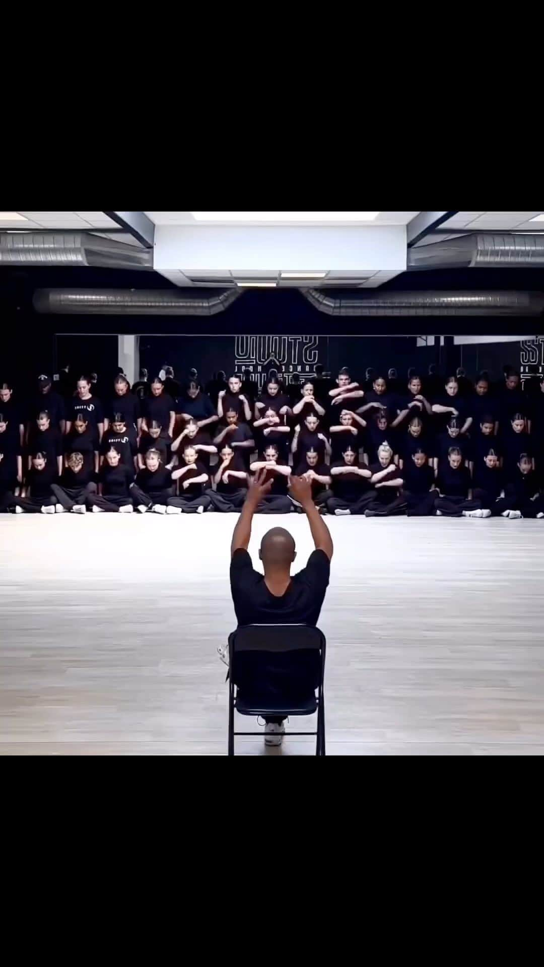 エリクソンビーモンのインスタグラム：「7 Unique & creative choreography performances by @sadeckwaff . Which one is your favourite? Comment below, please! 👇     #choreography #dancestyle #artstyle #choreographer #sadeckwaff #hypnotizing_arts #mesmerizing」