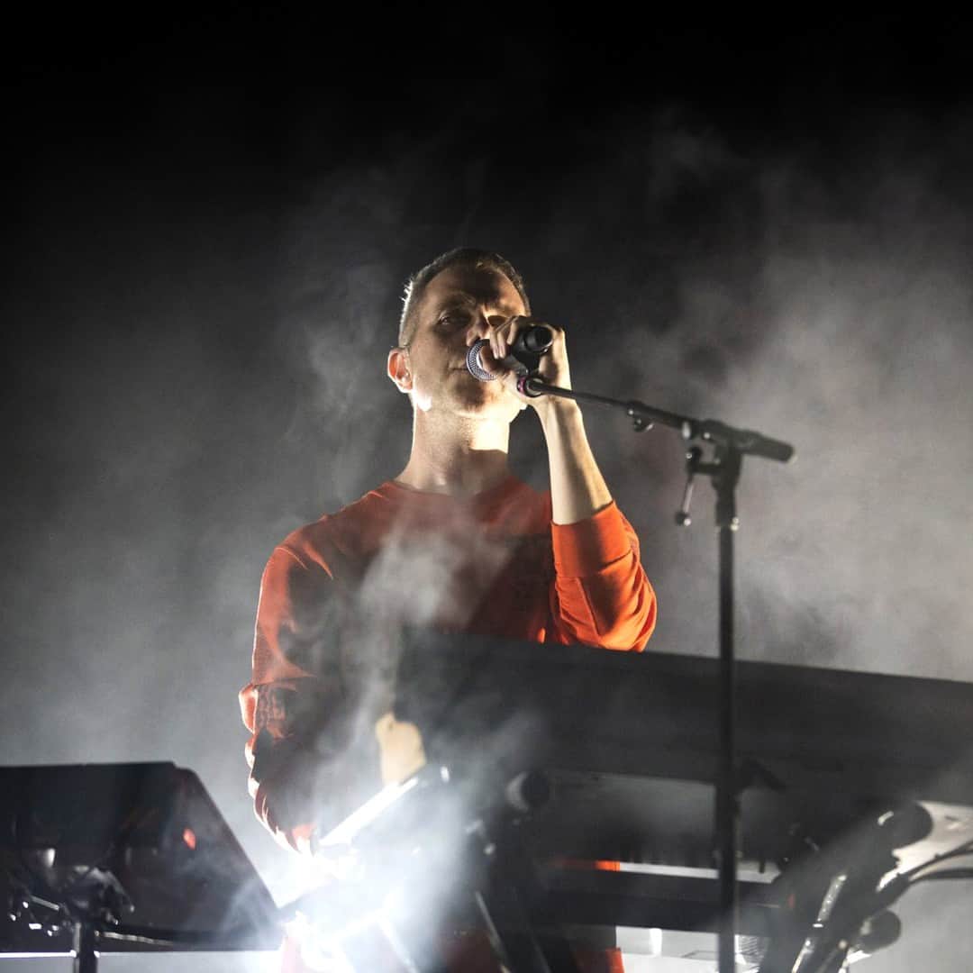 パワーハウスミュージアムのインスタグラム：「Join singer-songwriter and keyboardist Julian Hamilton for the last guest music lecture series at Powerhouse Ultimo this Monday.  Julian studied piano from a young age and went on to pursue musical studies at the Sydney Conservatorium of Music. There he met musical collaborator Kim Moyes. Together they went on to perform in the instrumental band Prop, and in 2003 formed the duo The Presets.  This event is free and open to all students and aspiring musicians.  Registration is recommended as spots are limited.  📸@mattjelonek  🔗 in bio.」