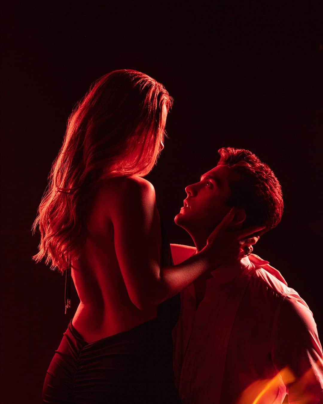 ルアン・サンタナのインスタグラム：「Agrupem-se ao redor do fogo❤️‍🔥  El Fuego - For Him and For Her  ▸Disponível em @luansantana.store  #elfuego #luansantana」