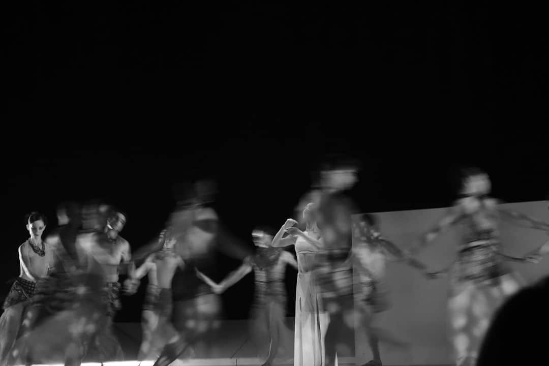 小林十市のインスタグラム：「「Tous les hommes presque toujours s’imaginent 」 Chorégraphie Gil Roman  #bejartballetlausanne #fujifilm#fujifilmxseries #fujifilmglobal #fujinon60mm #fujifilmxpro3 #fujixpro3 #xpro3 #fujifilmmonochrome」