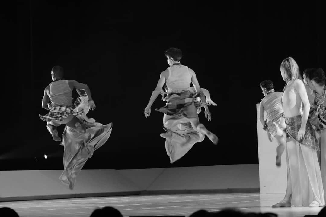 小林十市さんのインスタグラム写真 - (小林十市Instagram)「「Tous les hommes presque toujours s’imaginent 」 Chorégraphie Gil Roman  #bejartballetlausanne #fujifilm#fujifilmxseries #fujifilmglobal #fujinon60mm #fujifilmxpro3 #fujixpro3 #xpro3 #fujifilmmonochrome」11月11日 7時04分 - monsieur_11