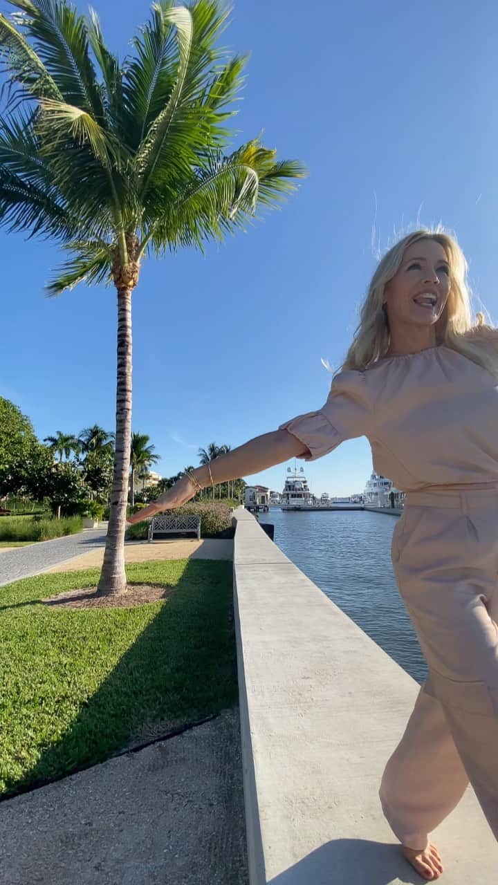 ジェニー・ガースのインスタグラム：「Alexa, play Yacht Rock⛵️」