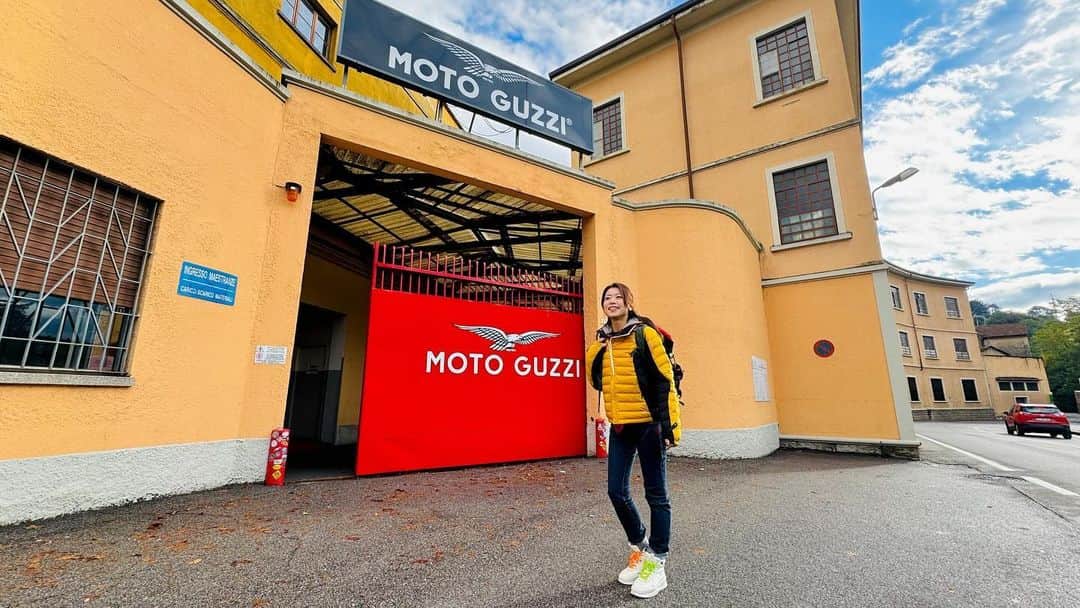 木村亜美さんのインスタグラム写真 - (木村亜美Instagram)「MOTO GUZZIの工場があるMandello del Larioの街を訪れました。この街全体がMOTO GUZZIを誇りに思い、大切に守り続けているのを深く感じました。  動画 <MOTO GUZZIの街探訪 編> 近日公開します🦅  #イタリア #コモ湖 #モトグッツィ @motoguzzi @motoguzzijapan  #MOTOGUZZI #Mandello #mandellodellario」11月11日 7時21分 - ami_kimura0327