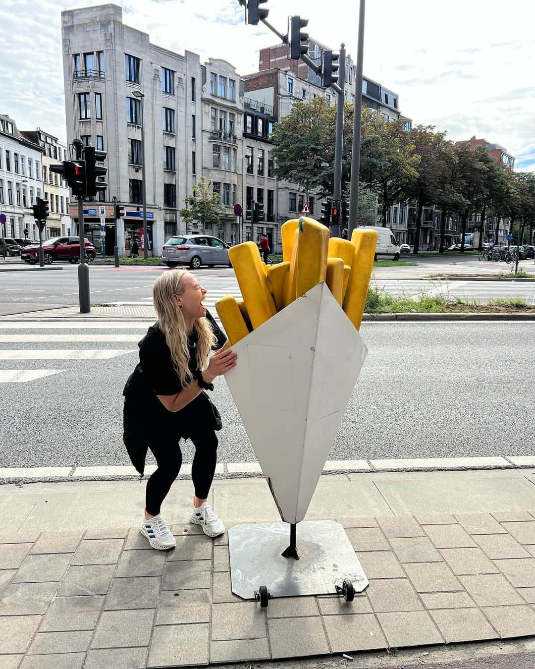 エリー・ブラックのインスタグラム：「Happy Fry-day 🍟 Second photo is a MOOD」