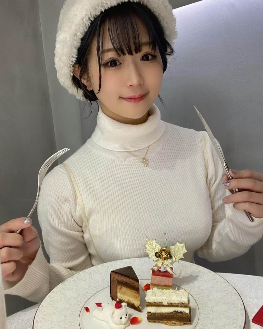 水月桃子さんのインスタグラム写真 - (水月桃子Instagram)「昨日はLOUANGE TOKYO(@louange_tokyo )のクリスマススイーツコレクションの試食会にいってきました🧸🎄  アフタヌーンティーももちろんかわいいし🍰☕️ ホールケーキも芸術的だったよ❤️ 新作が7種登場してるそうです❤️ 最後に載せたケーキがわたし的に1番ビジュアルがお気に入りだよ〜❤️ みんなで一緒にクリスマスケーキたべたいな🎂🎄🧸 . . . #louangetokyo #louangetokyolemusee #ルワンジュ東京 #ルワンジュ東京ルミュゼ #クリスマスケーキ #クリスマス #クリスマスコレクション #カフェ #アフタヌーンティー #アフヌン #銀座カフェ #銀座ケーキ #銀座ケーキデリバリー #スイーツ #クリスマススイーツ #ヌーミー #ヌーミーが乗ってるアフタヌーンティー #くまのヌーミー」11月11日 7時28分 - mizuki_momoko