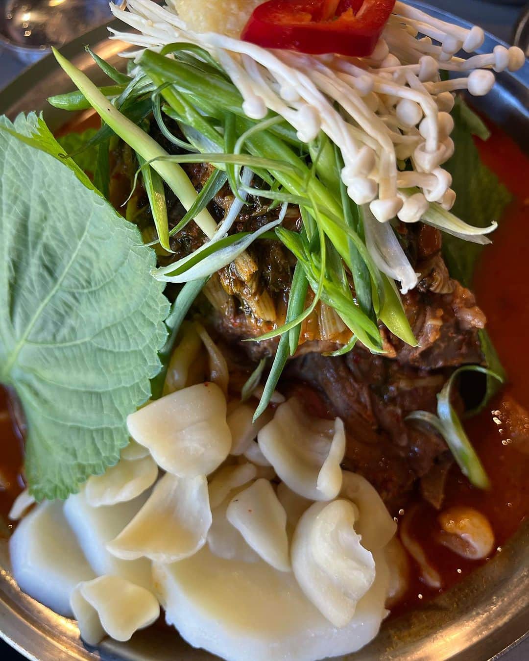 ライナ・ホワンさんのインスタグラム写真 - (ライナ・ホワンInstagram)「If you’re looking for a spot to try Korean food this weekend check out @jomaruusa in San Diego 😋   They’re known for their speciality “gamjatang” which is Korean pork bone soup and it’s so delicious 😍」11月11日 7時28分 - rainaiscrazy