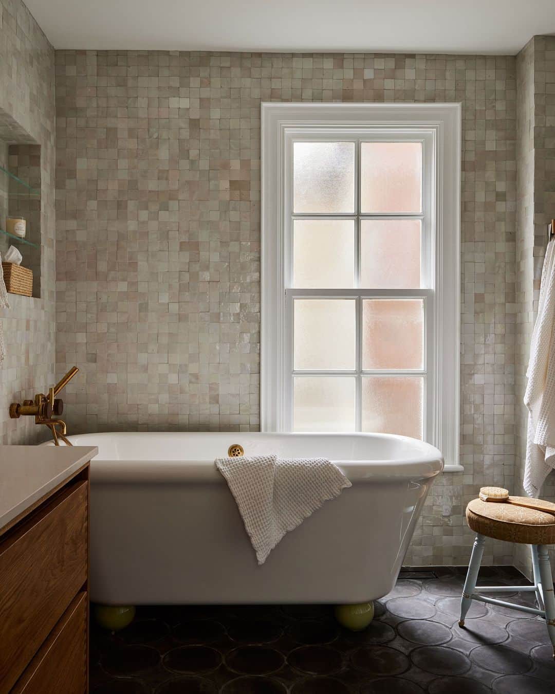 ELLE DECORのインスタグラム：「The only thing this serene bathroom is missing is a good book and a tub full of bubbles. After completing the picture-perfect apartment for one Toronto client, designer Sam Sacks (@samsacksdesign) was tasked with decorating her larger forever home only a few years later. “It was a deeply personal loft with heart poured into every square inch,” Sacks remembers of their first project together. “When she was ready for a house, she had a bit of angst about leaving such a special place, so we knew this one had to be just as amazing.” Spoiler alert: it is. In the primary bathroom, various colored @​​cletile wall tiles surround a @watermonopoly tub.   To see the other more lively bathrooms in this lovely residence, as shown exclusively on elledecor.com, click the link in bio. Written by @cokhio. Photographed by @lomillerphoto.」
