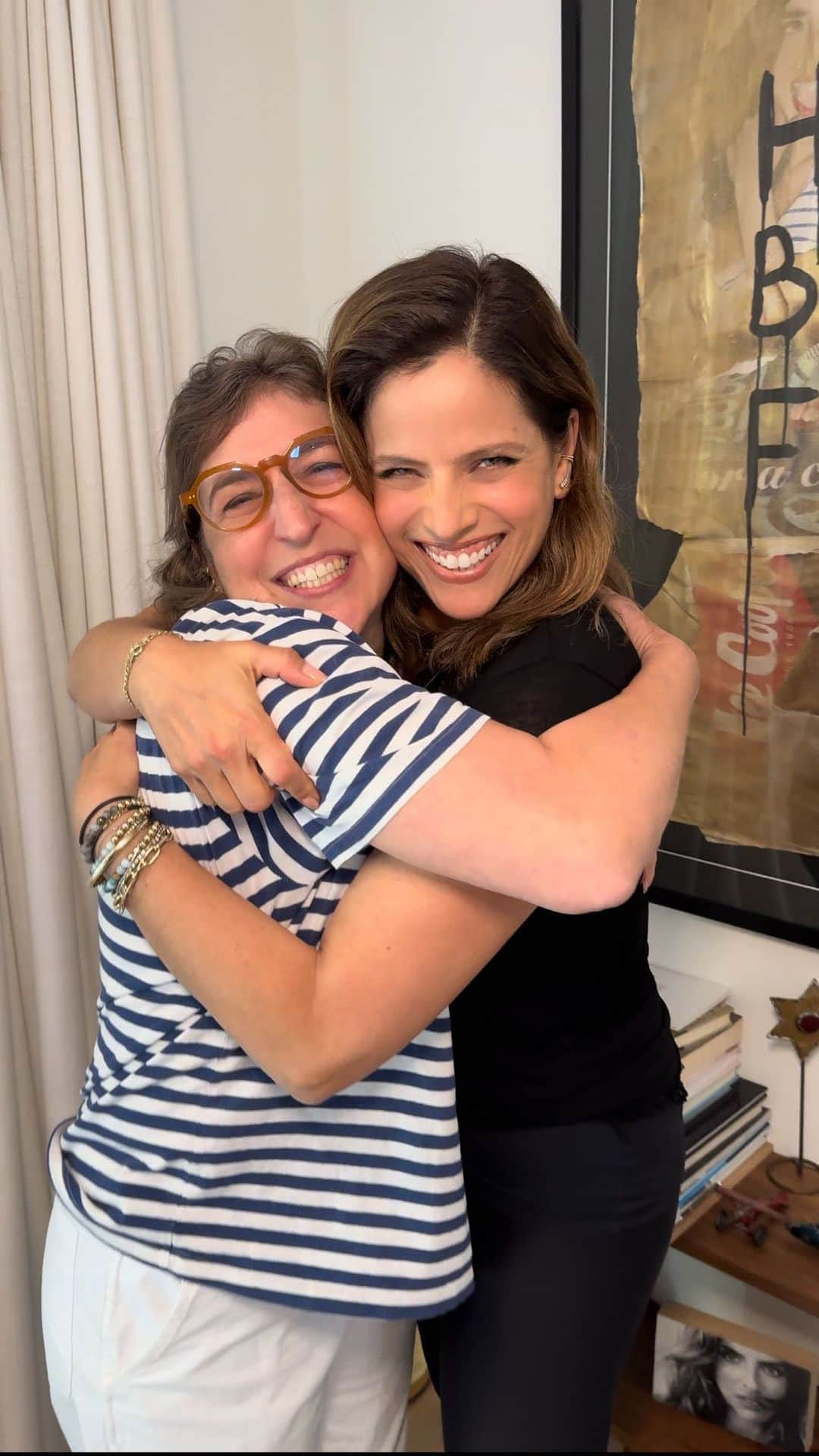 メイム・ビアリクのインスタグラム：「Join @missmayim and @noatishby for the Yiddish word of the day, which is actually a Hebrew word today. It’s #achdut which means unity. Comment below how you feel achdut.  Produced and directed by: @YoavDavis for #DavisMedia」