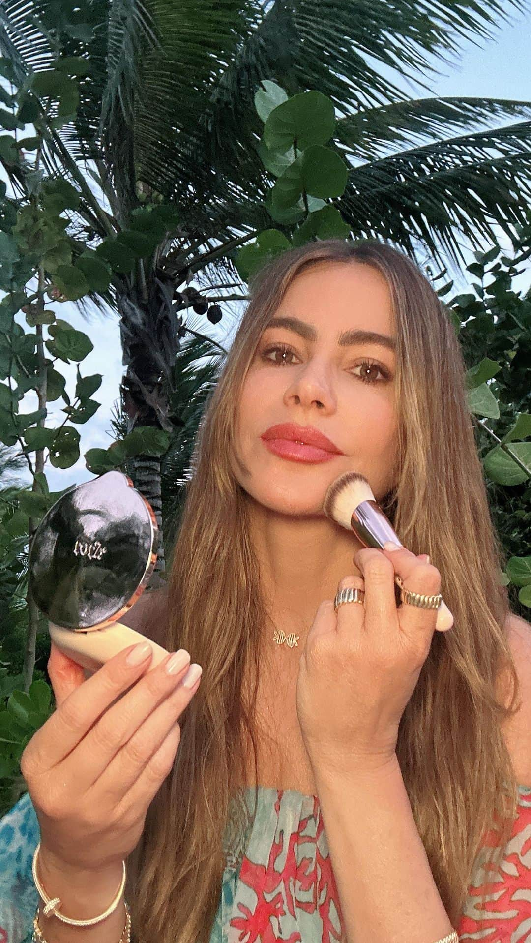 ソフィア・ベルガラのインスタグラム：「Having SPF in my makeup has been my biggest beauty secret for forever! And now it’s yours too😉」