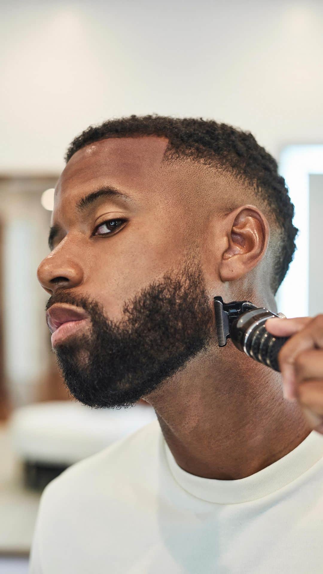 ケリーン・アコスタのインスタグラム：「Look good, feel good, play good. Beard better. Get the new @wahlgrooming PRO SERIES High Visibility Trimmer for greater visibility and ultimate precision and control. Find it at wahlbeard.com. #SeriousBeardsman #WahlGrooming #ad」