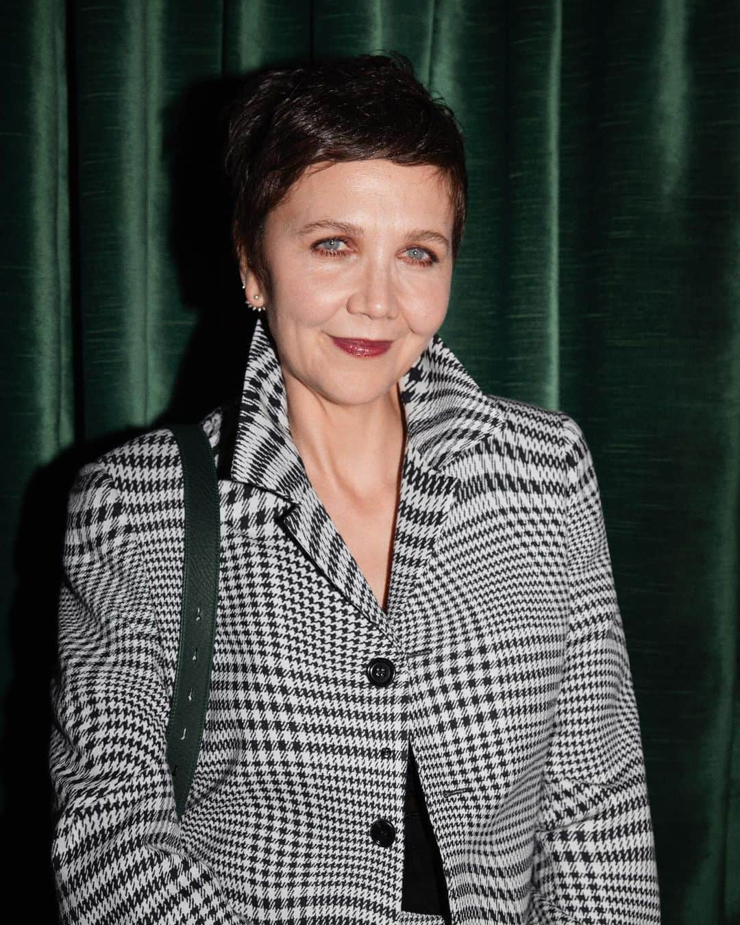 Burberryのインスタグラム：「Maggie Gyllenhaal. Knight Bar, New York #Burberry」