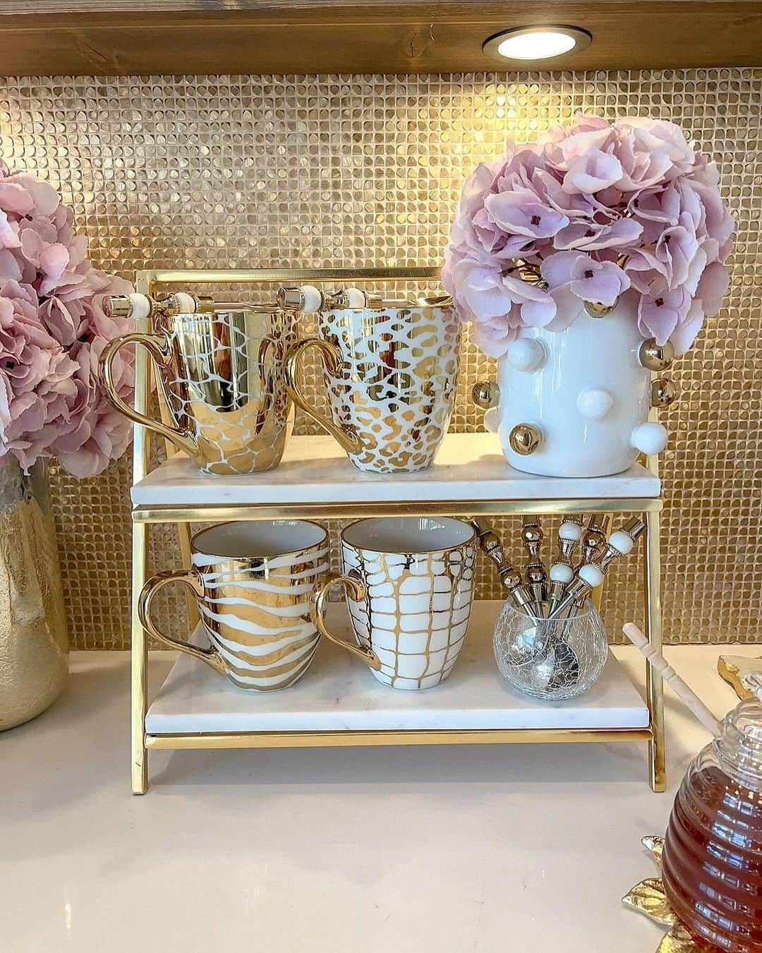 のインスタグラム：「The coffee bar of your dreams brought to you by IMHD☕️✨ Find our popular coffee must-haves today at inspiremehomedecor.com and be sure to shop 35% off select vases before this amazing sale is over! Link in bio✨」