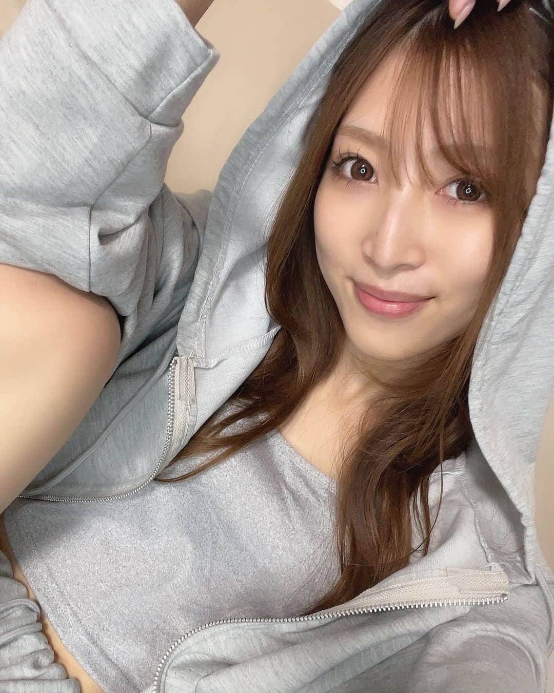 宇野栞菜（阿部栞菜）のインスタグラム：「おはよ💓 パーカー女子は好きですか？🥰   #パーカー女子」